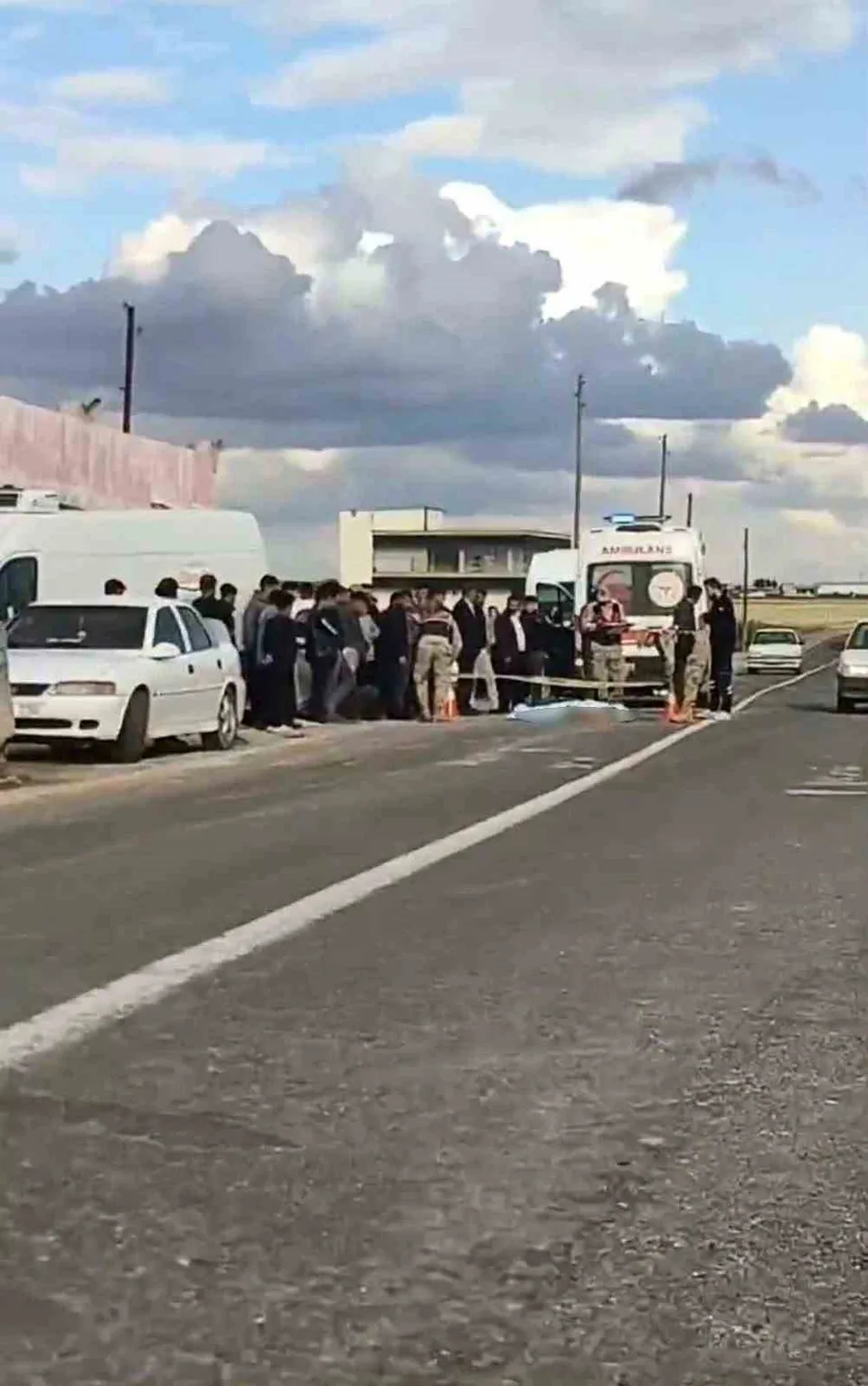 ŞANLIURFA'NIN AKÇAKALE İLÇESİNDE YOLUN KARŞISINA GEÇMEYE ÇALIŞAN 9 YAŞINDAKİ ÇOCUK, OTOMOBİLİN ÇARPMASI SONUCU HAYATINI KAYBETTİ