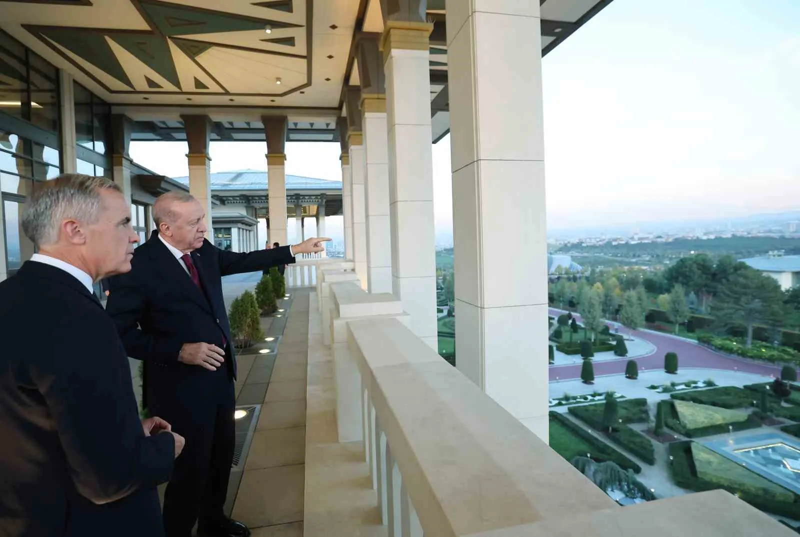 CUMHURBAŞKANI RECEP TAYYİP ERDOĞAN, KANADA BAŞBAKANI MARK CARNEY’İ CUMHURBAŞKANLIĞI KÜLLİYESİNDE KABUL ETTİ. İKİLİ VE HEYETLER ARASI GÖRÜŞMELERİN ARDINDAN CUMHURBAŞKANI ERDOĞAN VE KANADA BAŞBAKANI CARNEY, İKİ ÜLKE ARASINDAKİ İMZALANAN ANLAŞMALARIN İMZA TÖRENİNE KATILARAK, ORTAK BASIN TOPLANTISI DÜZENLEDİ.