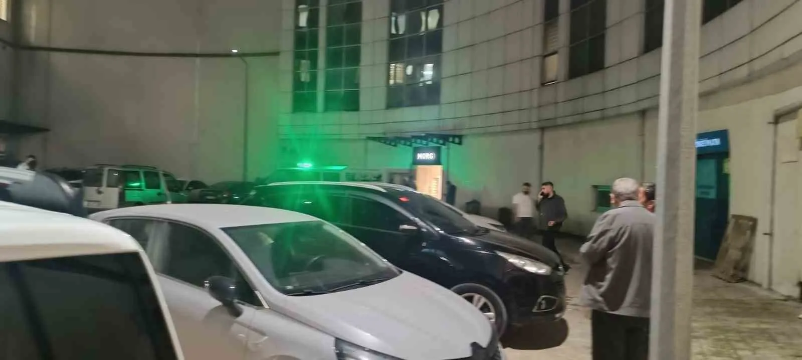 SAMSUN'UN ÇARŞAMBA İLÇESİNDE ÇARŞAMBA DEVLET HASTANESİ'NDE TIBBİ SEKRETER OLARAK GÖREV YAPAN 30 YAŞINDAKİ GENÇ, IRMAK KENARINDAKİ AĞAÇTA ASILI HALDE ÖLÜ BULUNDU.