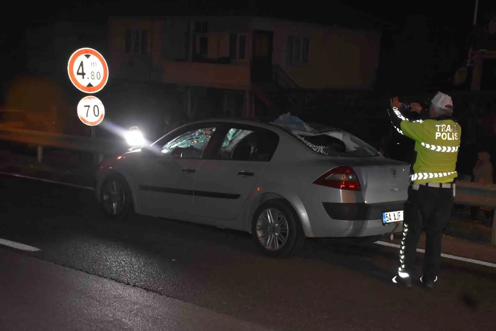SAKARYA’NIN HENDEK İLÇESİ D-100 KARA YOLUNDA YOLUN KARŞISINA GEÇMEYE ÇALIŞAN 69 YAŞINDAKİ KADIN, OTOMOBİLİN ÇARPMASI NETİCESİNDE OLAY YERİNDE HAYATINI KAYBETTİ.