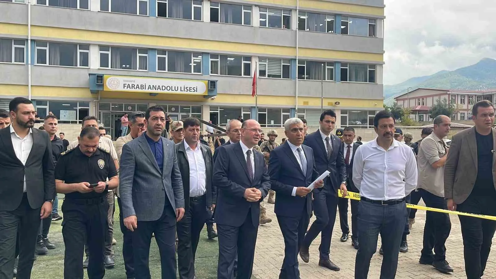 OSMANİYE VALİSİ MEHMET FATİH SERDENGEÇTİ, YEĞENİ TARAFINDAN SİLAHLI SALDIRIYA UĞRAYAN ÖĞRETMENİN HAYATINI KAYBETTİĞİNİ BELİRTEREK, "BU MENFUR SALDIRININ EĞİTİM-ÖĞRETİMLE VE OKULUMUZLA HERHANGİ BİR İLGİSİNİN OLMADIĞINI ÖZELLİKLE İFADE ETMEK İSTİYORUM" DEDİ.