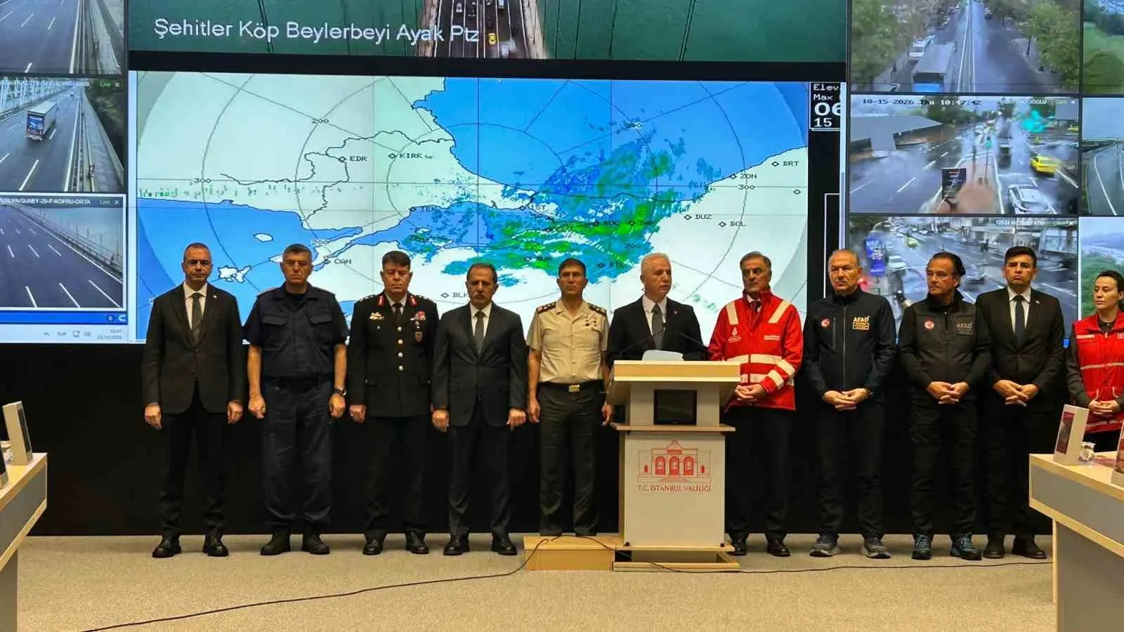 İSTANBUL VALİSİ DAVUT GÜL, İSTANBUL İL AFET VE ACİL DURUM (AFAD) MÜDÜRLÜĞÜ'NDE DÜZENLEDİĞİ BASIN TOPLANTISINDA SELİN BİLANÇOSUNU AÇIKLADI. VATANDAŞLARIN ZARARININ TELAFİ EDİLMESİ İÇİN ÇALIŞMALARIN BAŞLADIĞINI SÖYLEYEN VALİ GÜL, YARIN DA OKULLARIN TATİL EDİLDİĞİNİ SÖYLEDİ.