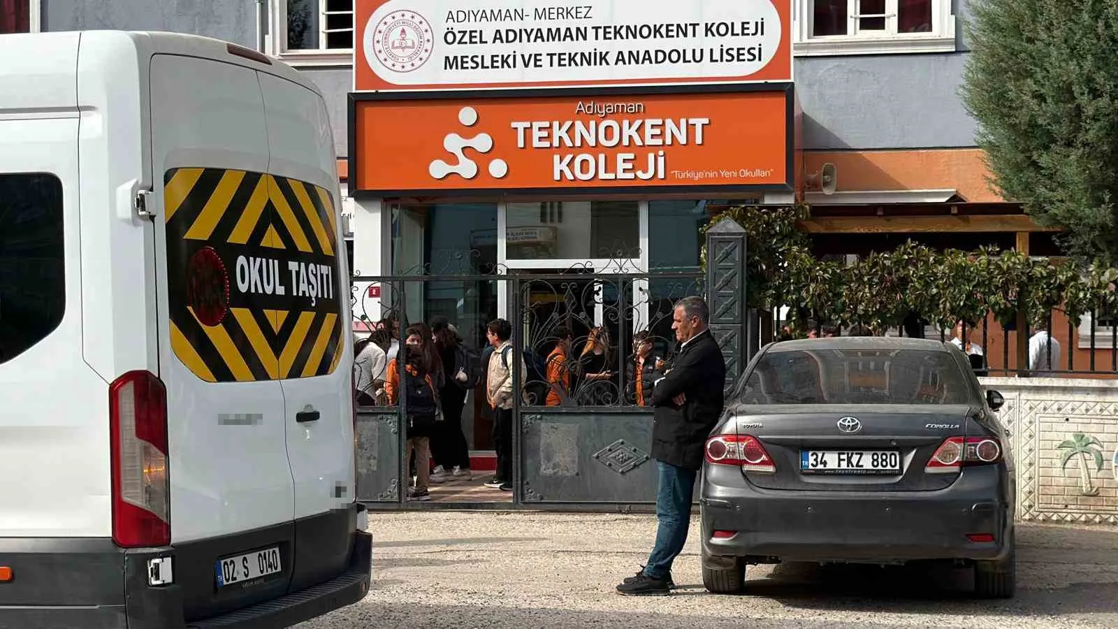 KISA SÜREDE OLAY YERİNE GELEN SAĞLIK EKİPLERİNCE İLK MÜDAHALESİ YAPILAN GENÇ, BİR ÖZEL HASTANEYE KALDIRILDI.