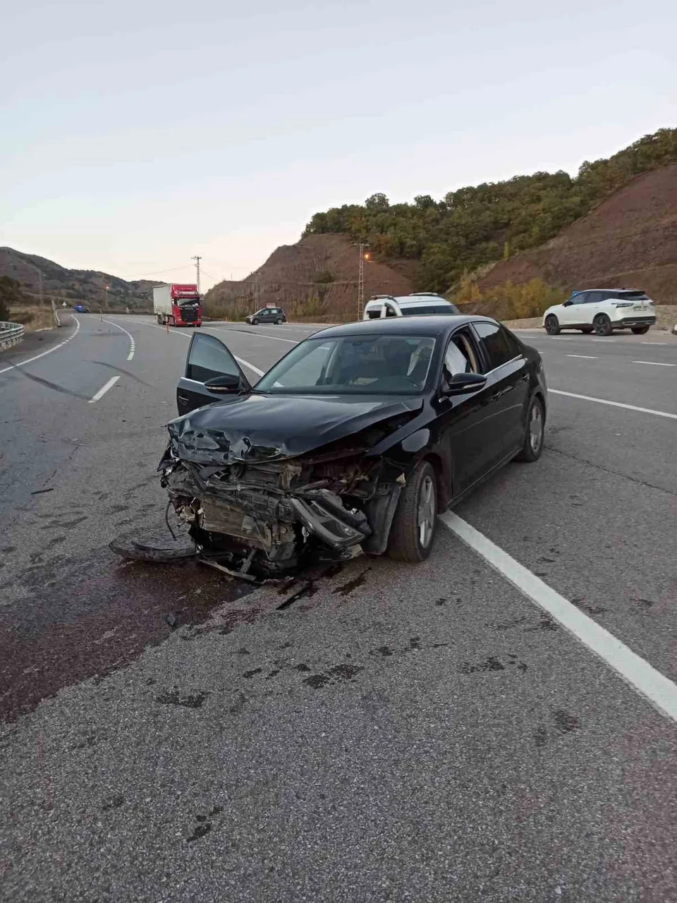 BİNGÖL'DE OTOMOBİL İLE HAFİF TİCARİ ARACIN ÇARPIŞMASI SONUCU MEYDANA GELEN TRAFİK KAZASINDA 3 KİŞİ YARALANDI.