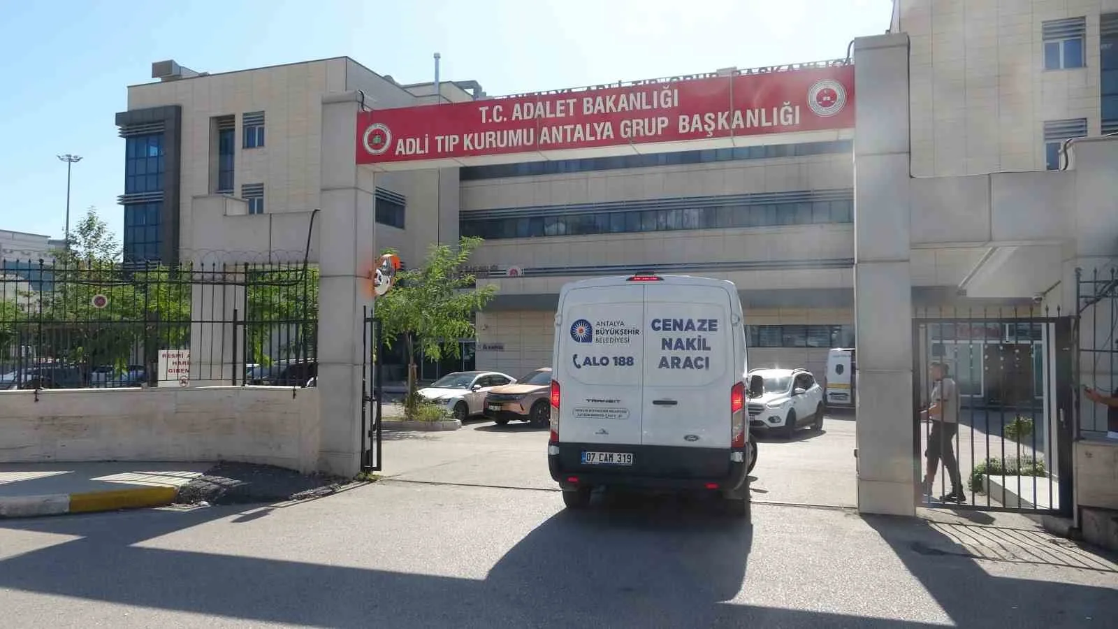 ANTALYA'NIN DEMRE İLÇESİNE ARKADAŞLARI İLE BİRLİKTE TATİL İÇİN GELİP TEKNE TURUNA ÇIKAN 45 YAŞINDAKİ ADAMIN, AÇIKTA DEMİRLEDİKTEN SONRA GECE SAATLERİNDE TEKNEDE OLMADIĞI ANLAŞILDI. SAHİL GÜVENLİK EKİPLERİNİN 4 GÜN SÜREN ARAMA ÇALIŞMASININ ARDINDAN CANSIZ BEDENİNE SUDA ULAŞILDI.