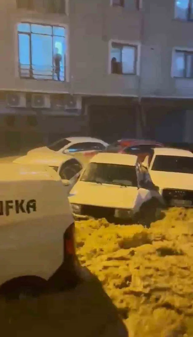METEOROLOJİ GENEL MÜDÜRLÜĞÜNÜN TURUNCU KOD VERDİĞİ SAKARYA'DA BEKLENEN YAĞIŞ KENTİN KUZEYİNDEN GİRİŞ YAPMASIYLA BİRLİKTE KARASU İLÇE MERKEZİ SULAR ALTINDA KALDI