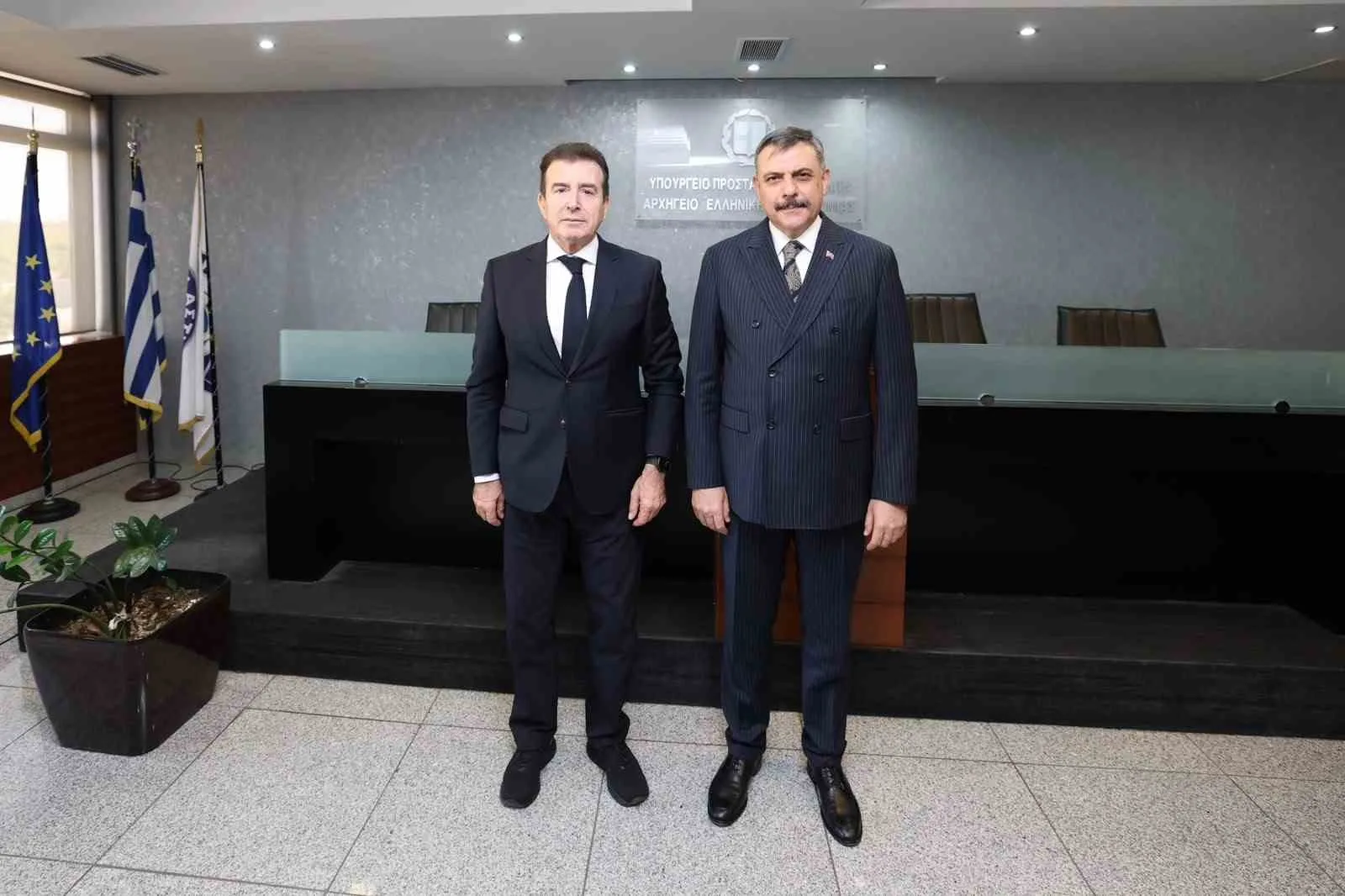İÇİŞLERİ BAKANI MUSTAFA ÇİFTÇİ, YUNANİSTAN VATANDAŞI KORUMA BAKANI MİCHALİS CHRİSOCHOİDİS İLE GERÇEKLEŞTİRDİĞİ GÖRÜŞMEDE, 60 KİŞİNİN İADE SÜRECİNİN HIZLANDIRILMASINI İSTEDİ.