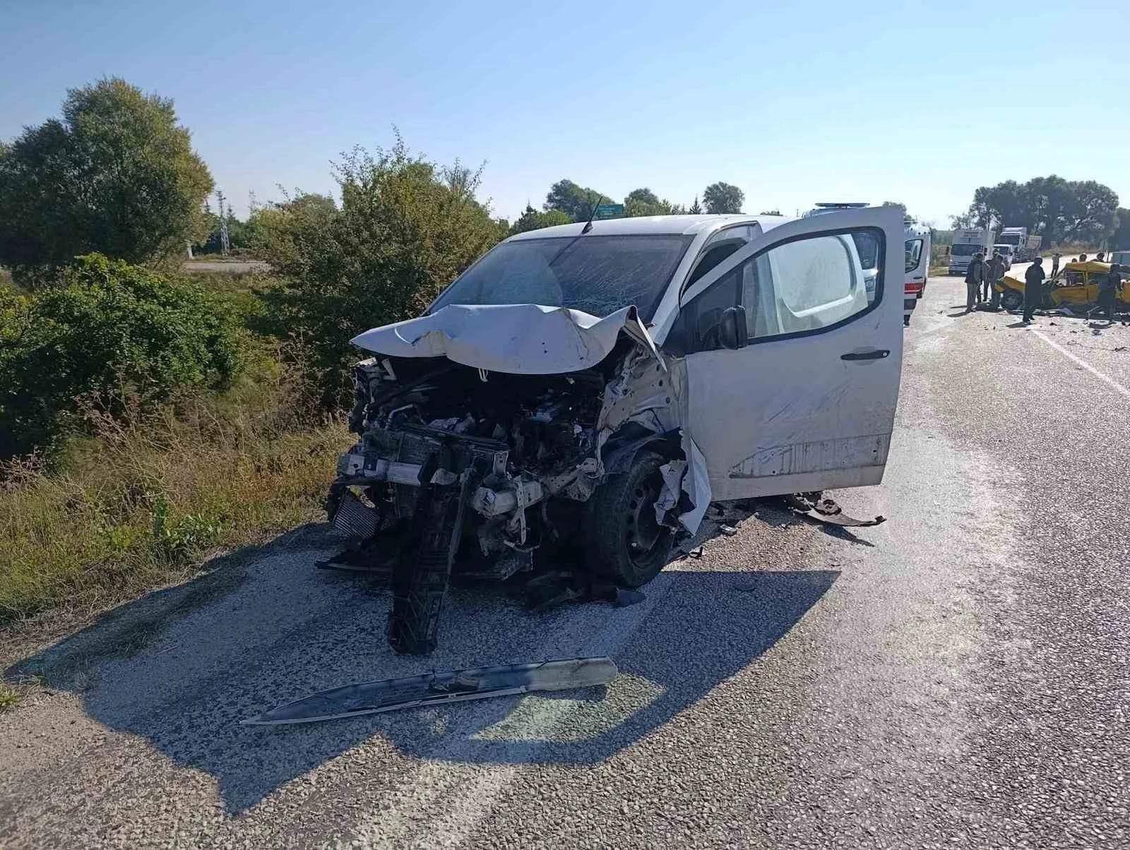 KONYA’NIN HÜYÜK İLÇESİNDE OTOMOBİL İLE HAFİF TİCARİ ARACIN ÇARPIŞMASI SONUCU MEYDANA GELEN TRAFİK KAZASINDA 2 KİŞİ HAYATINI KAYBETTİ, 1’İ AĞIR 2 KİŞİ YARALANDI.