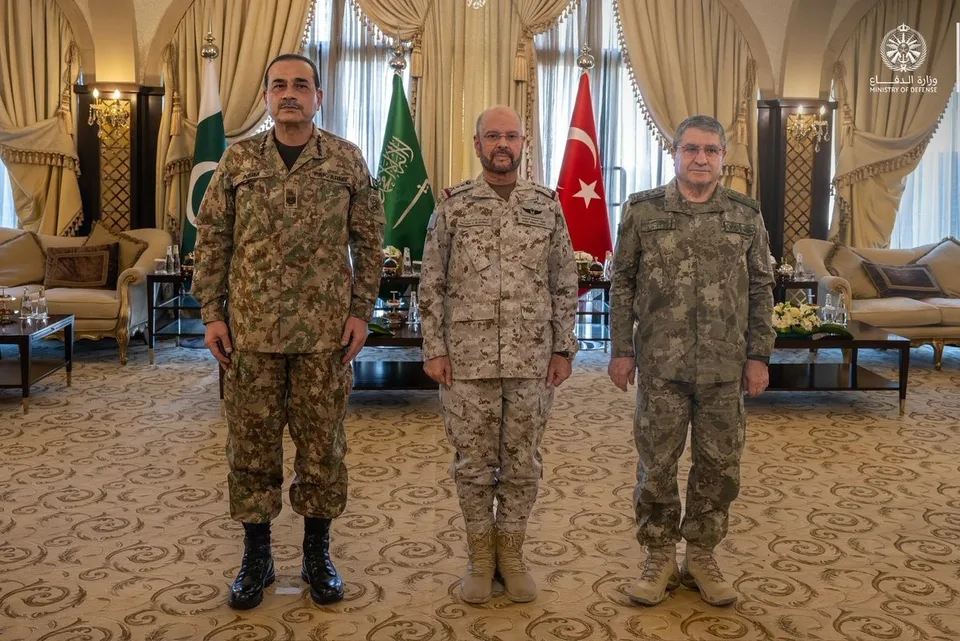 GENELKURMAY BAŞKANI SELÇUK BAYRAKTAROĞLU, PAKİSTAN GENELKURMAY BAŞKANI ASİM MUNİR VE SUUDİ ARABİSTAN GENELKURMAY BAŞKANI ORGENERAL FAYYADH BİN HAMED AL-RUWAİLİ, RİYAD'DA GERÇEKLEŞTİRİLEN TOPLANTIDA CAYDIRICILIĞIN VE KOLEKTİF SAVUNMANIN GÜÇLENDİRİLMESİNE KATKI SAĞLAYACAK ŞEKİLDE 3 ÜLKENİN SİLAHLI KUVVETLERİ ARASINDAKİ İŞ BİRLİĞİNİ İLERLETMENİN, İSTİHBARAT İŞ BİRLİĞİ, ASKERİ KOORDİNASYON VE KABİLİYET ENTEGRASYONUNU GELİŞTİRMENİN YOLLARINI ELE ALDI.