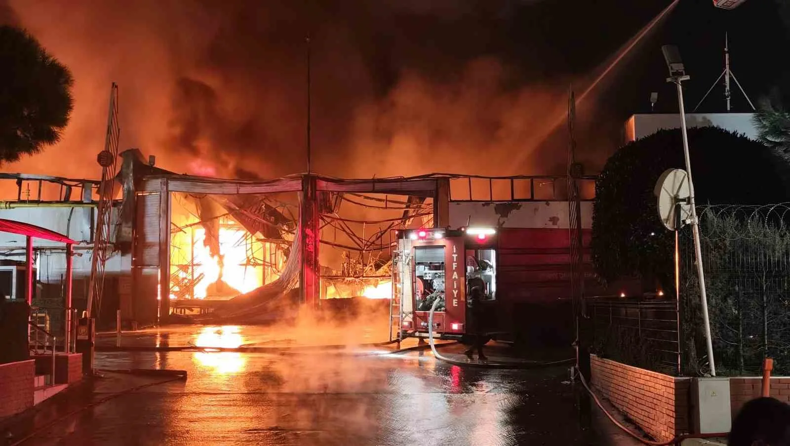 MANİSA’NIN YUNUSEMRE İLÇESİNDEKİ İNCİ AKÜ FABRİKASINDA ÇIKAN YANGINA MÜDAHALE EDİLİYOR. FABRİKADA ÇALIŞAN İŞÇİLER TAHLİYE EDİLİRKEN, BÖLGEDE GENİŞ GÜVENLİK ÖNLEMLERİ ALINDI.
