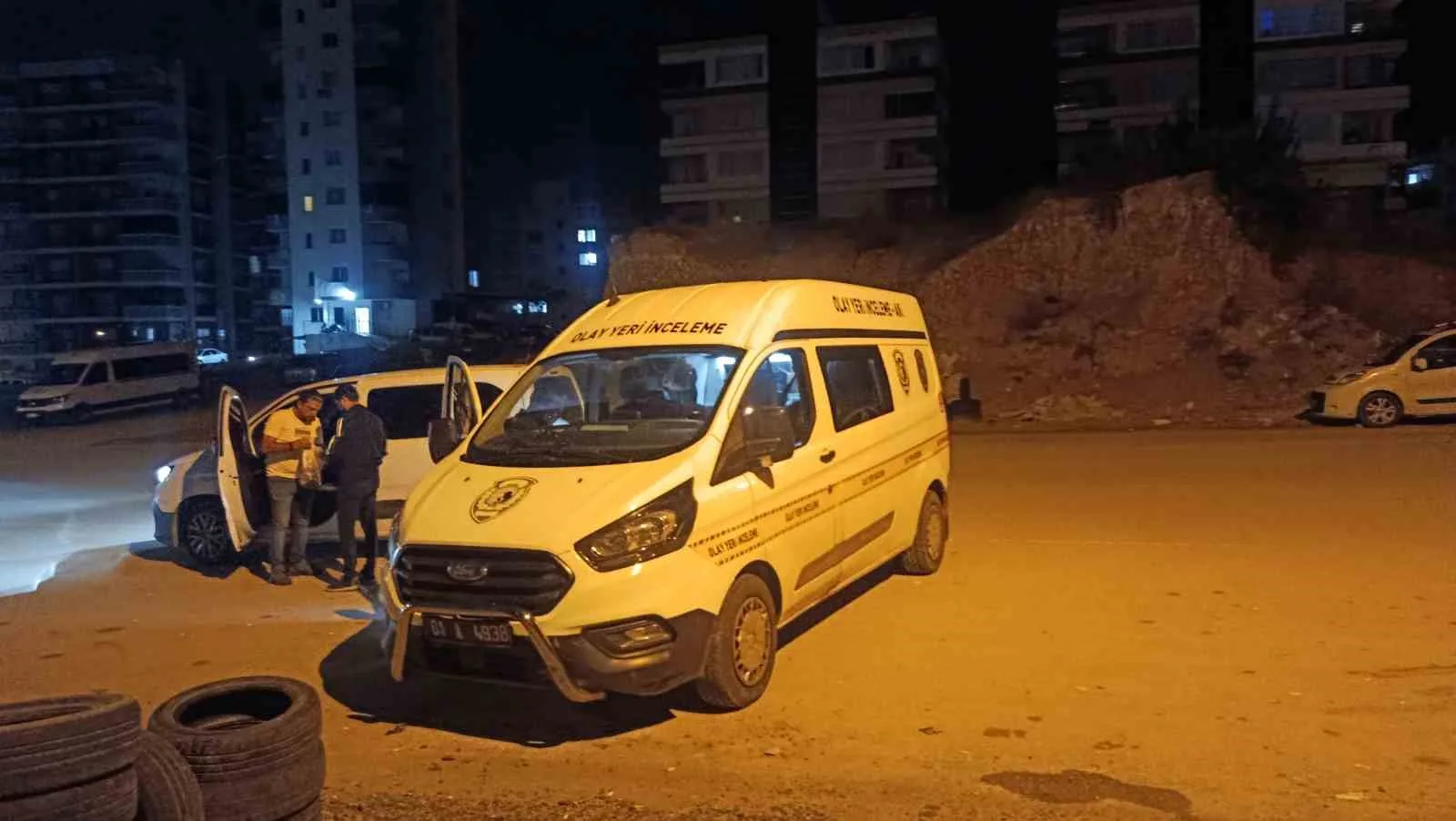 ADANA’DA BİR KİŞİ, GECE SAATLERİNDE SEVGİLİSİNİN EVİNE GELEN ESKİ KOCASIYLA KARŞILAŞMAMAK İÇİN PENCEREDEN ÇIKMAYA ÇALIŞIRKEN PANİKLE DENGESİNİ KAYBEDEREK 3’ÜNCÜ KATTAN AŞAĞI DÜŞTÜ. AŞAĞI DÜŞEN KİŞİ OLAY YERİNDE HAYATINI KAYBETTİ.