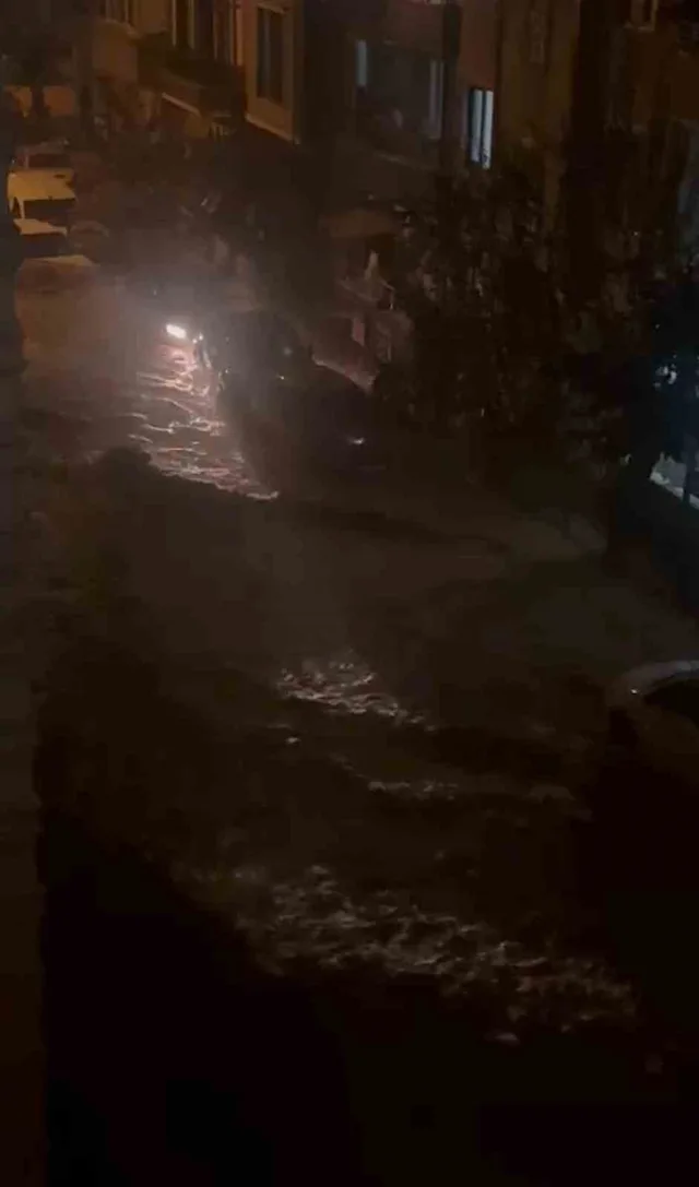 METEOROLOJİ GENEL MÜDÜRLÜĞÜNÜN TURUNCU KOD VERDİĞİ SAKARYA'DA BEKLENEN YAĞIŞ KENTİN KUZEYİNDEN GİRİŞ YAPMASIYLA BİRLİKTE KARASU İLÇE MERKEZİ SULAR ALTINDA KALDI