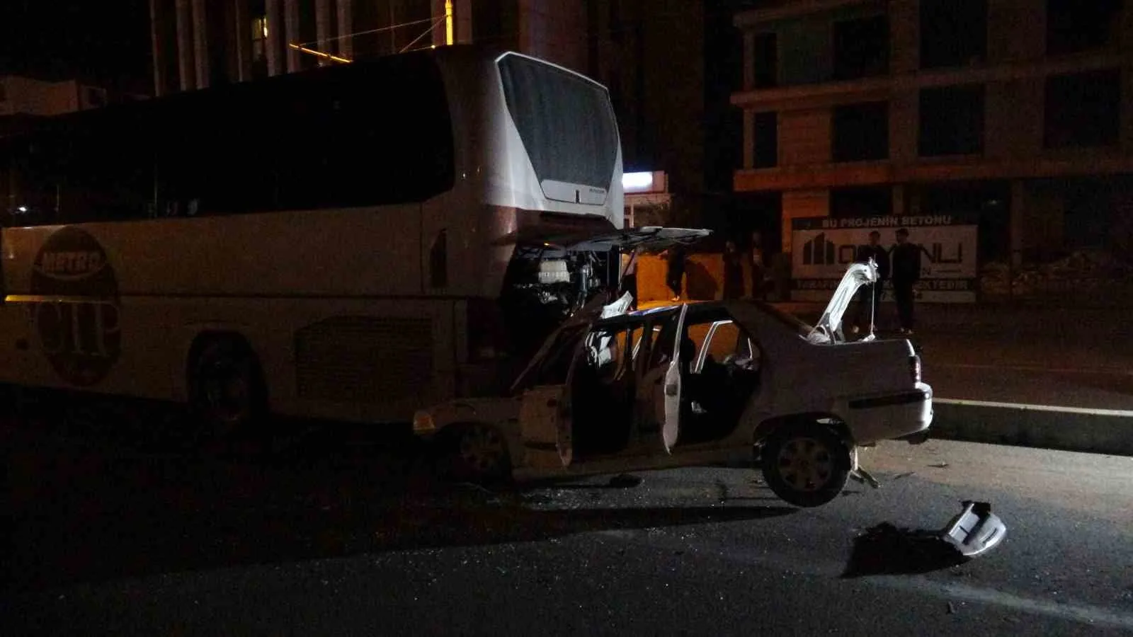 MALATYA’DA OTOBÜSE ÇARPIP ALTINA GİREN OTOMOBİLDEKİ 3 KİŞİ YARALANDI