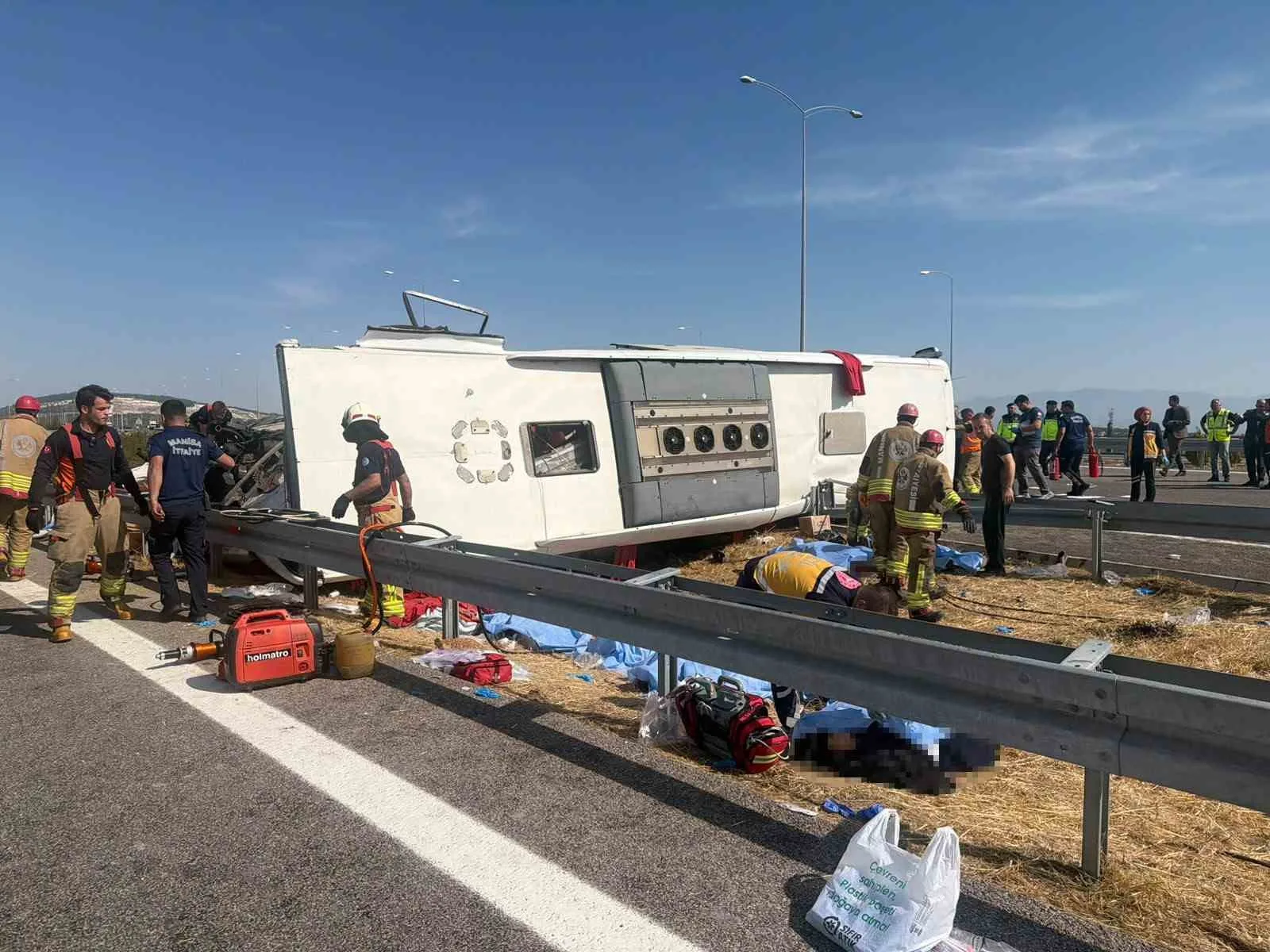 MANİSA'NIN AKHİSAR İLÇESİ İSTANBUL ORHANGAZİ-İZMİR OTOYOLUNDA TIR İLE YOLCU OTOBÜSÜNÜN ÇARPIŞMASI SONUCU MEYDANA GELEN KAZADA 11 KİŞİ ÖLDÜ 26 KİŞİ DE YARALANDI.