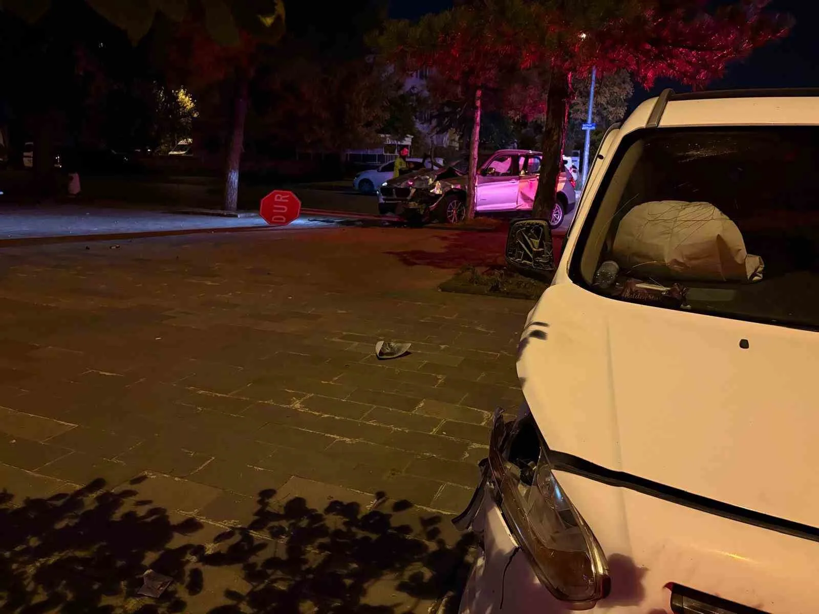 KAYSERİ’NİN MELİKGAZİ İLÇESİNDE HAFİF TİCARİ ARAÇ İLE SUV TARZI ARACIN ÇARPIŞTIĞI TRAFİK KAZASINDA, 4 KİŞİ YARALANDI.