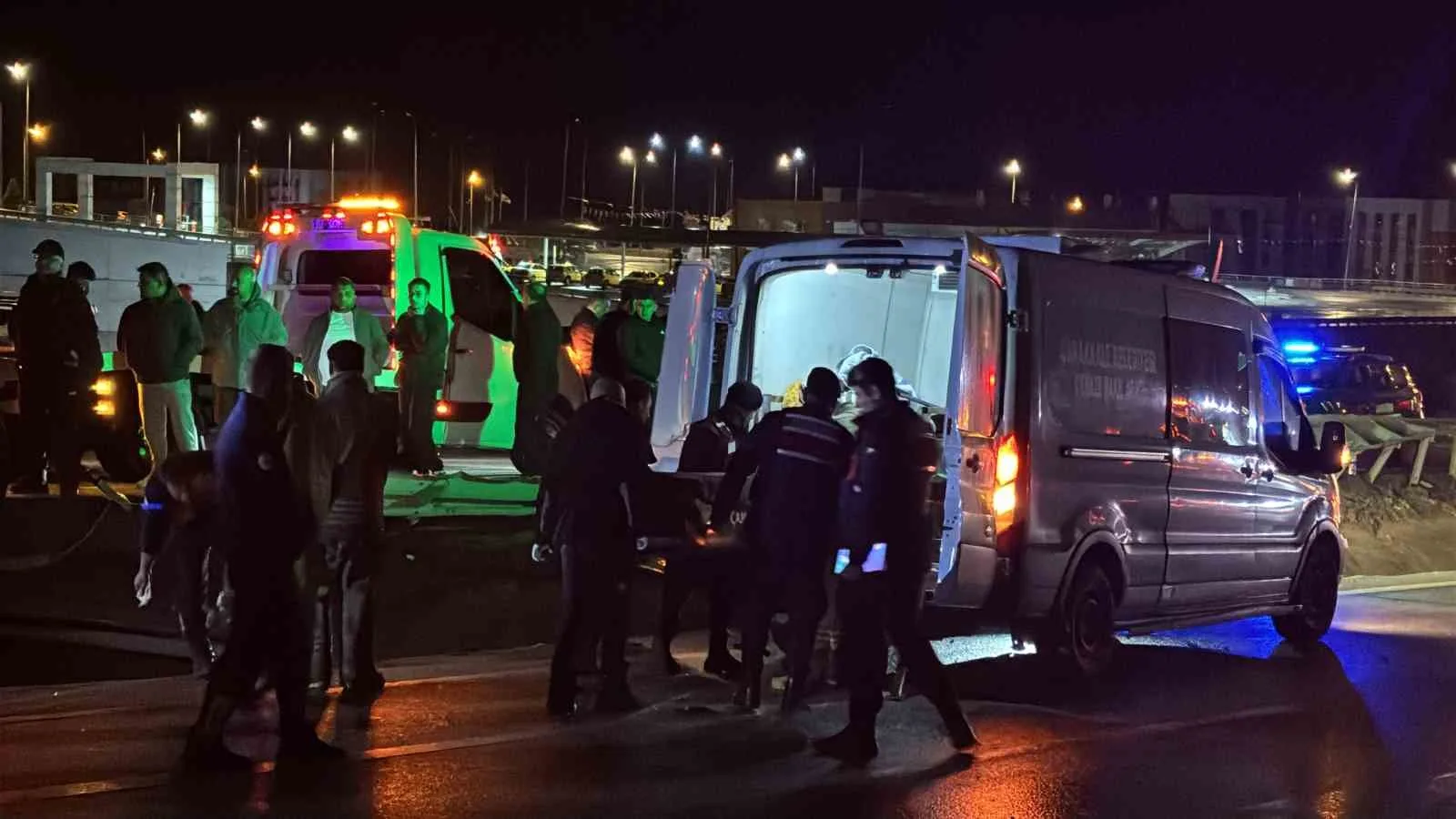 ÇANAKKALE’DE MEYDANA GELEN TRAFİK KAZASINDA OTOMOBİL PARAMPARÇA OLURKEN, İKİ GENÇ İSE HAYATINI KAYBETTİ.