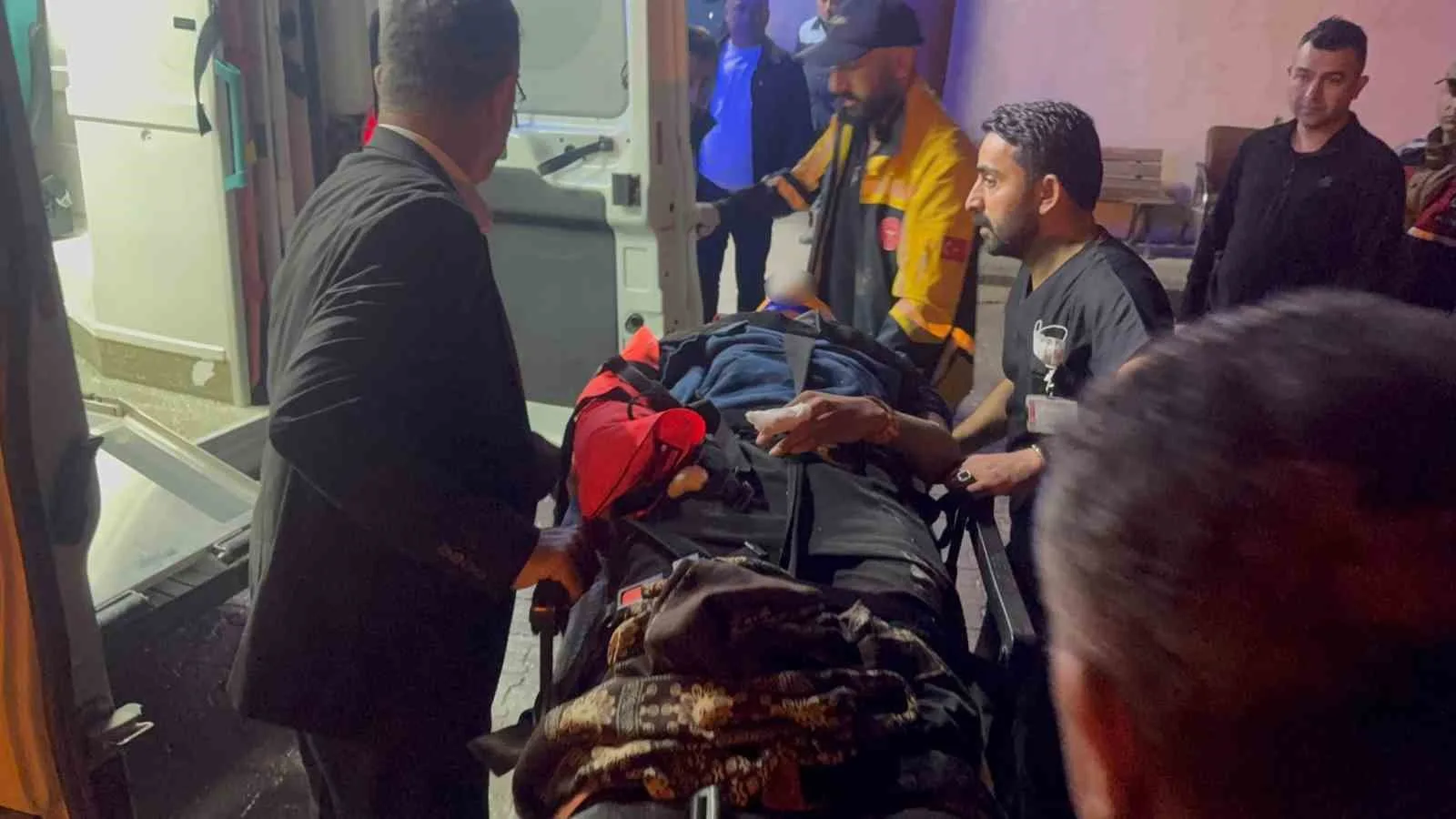 HAKKÂRİ’DE DÜZENSİZ GÖÇMENLERİ TAŞIYAN MİNİBÜSÜN KONTROLDEN ÇIKARAK DEREYE UÇMASI SONUCU 20 KİŞİ YARALANDI. YARALILAR, JANDARMA EKİPLERİNİN EŞLİĞİNDE AMBULANSLARLA HAKKÂRİ DEVLET HASTANESİ’NE KALDIRILARAK TEDAVİ ALTINA ALINDI.