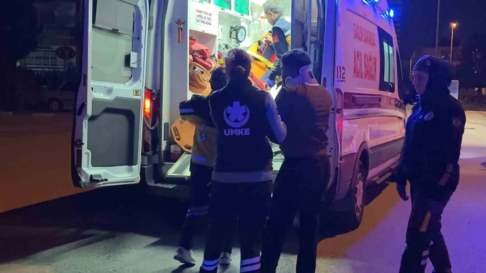 KAYSERİ’NİN MELİKGAZİ İLÇESİNDE HAFİF TİCARİ ARAÇ İLE SUV TARZI ARACIN ÇARPIŞTIĞI TRAFİK KAZASINDA, 4 KİŞİ YARALANDI.