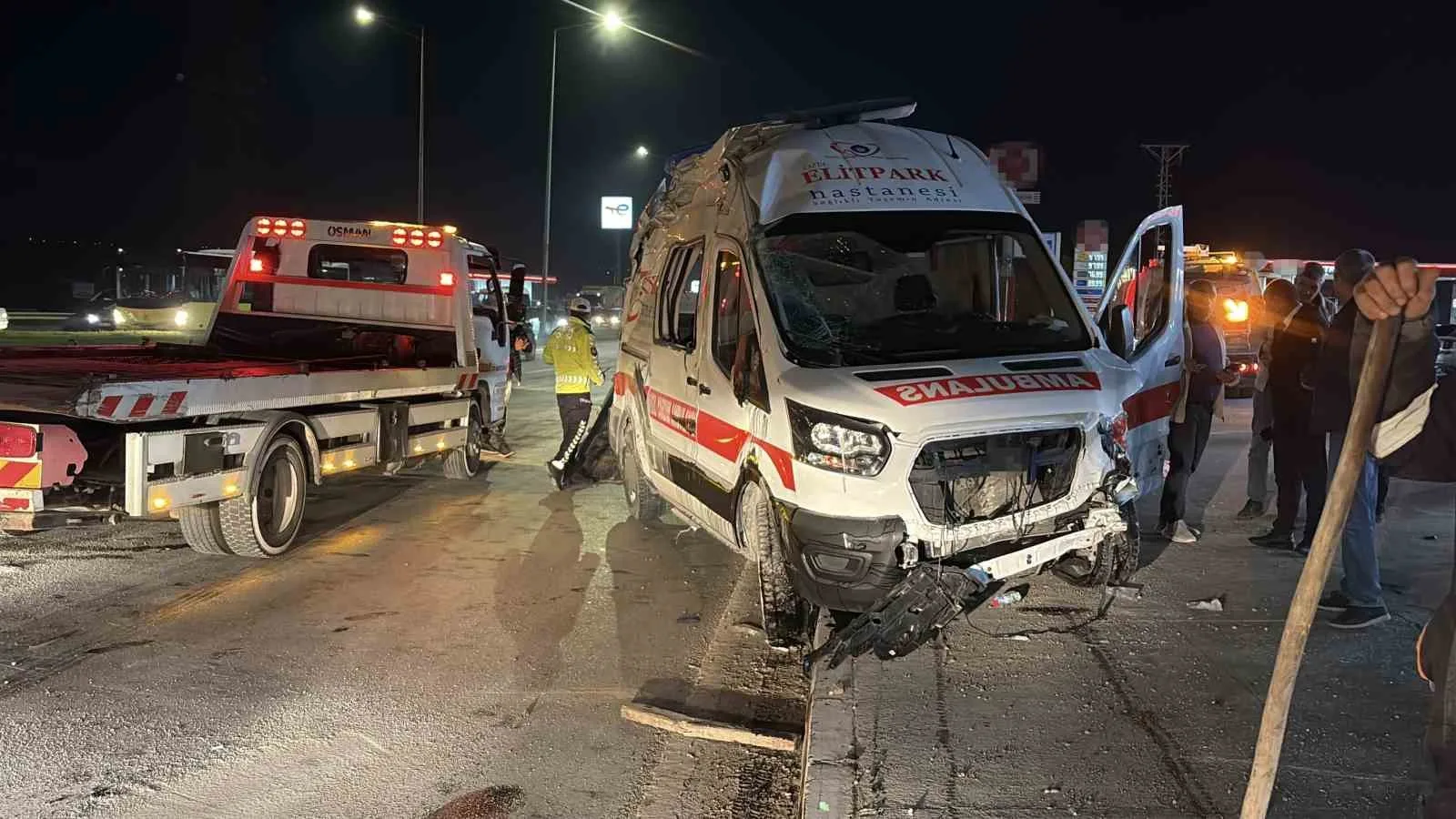 ÇORUM'DA OTOMOBİL İLE AMBULANSIN KAVŞAKTA ÇARPIŞMASI NETİCESİNDE MEYDANA GELEN KAZADA 6 KİŞİ YARALANDI.