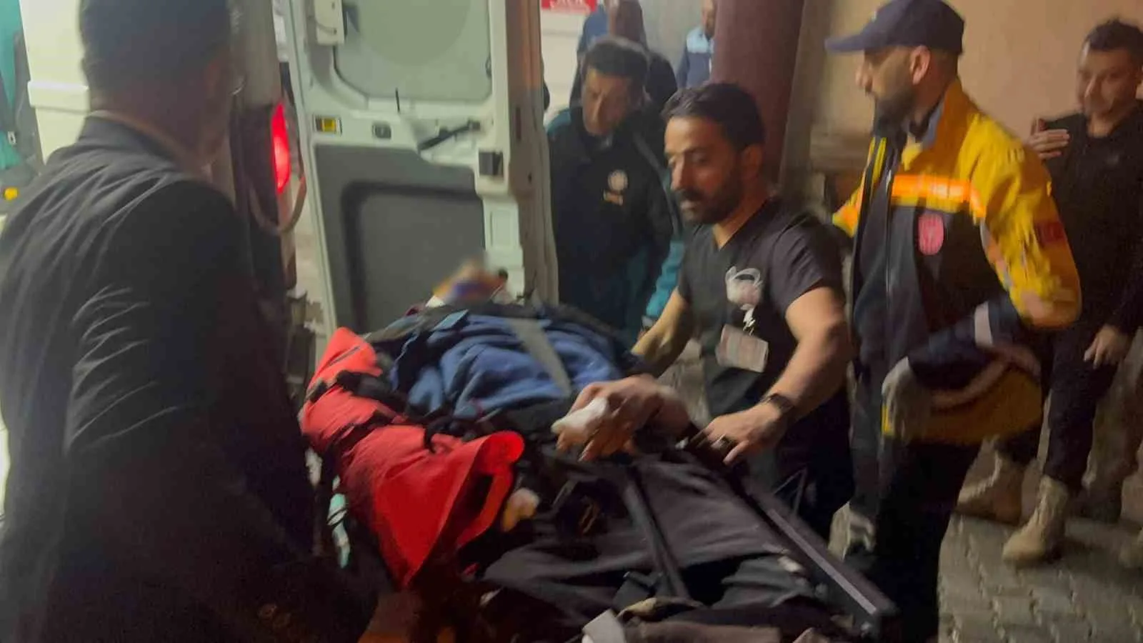 HAKKÂRİ’DE DÜZENSİZ GÖÇMENLERİ TAŞIYAN MİNİBÜSÜN KONTROLDEN ÇIKARAK DEREYE UÇMASI SONUCU 20 KİŞİ YARALANDI. YARALILAR, JANDARMA EKİPLERİNİN EŞLİĞİNDE AMBULANSLARLA HAKKÂRİ DEVLET HASTANESİ’NE KALDIRILARAK TEDAVİ ALTINA ALINDI.