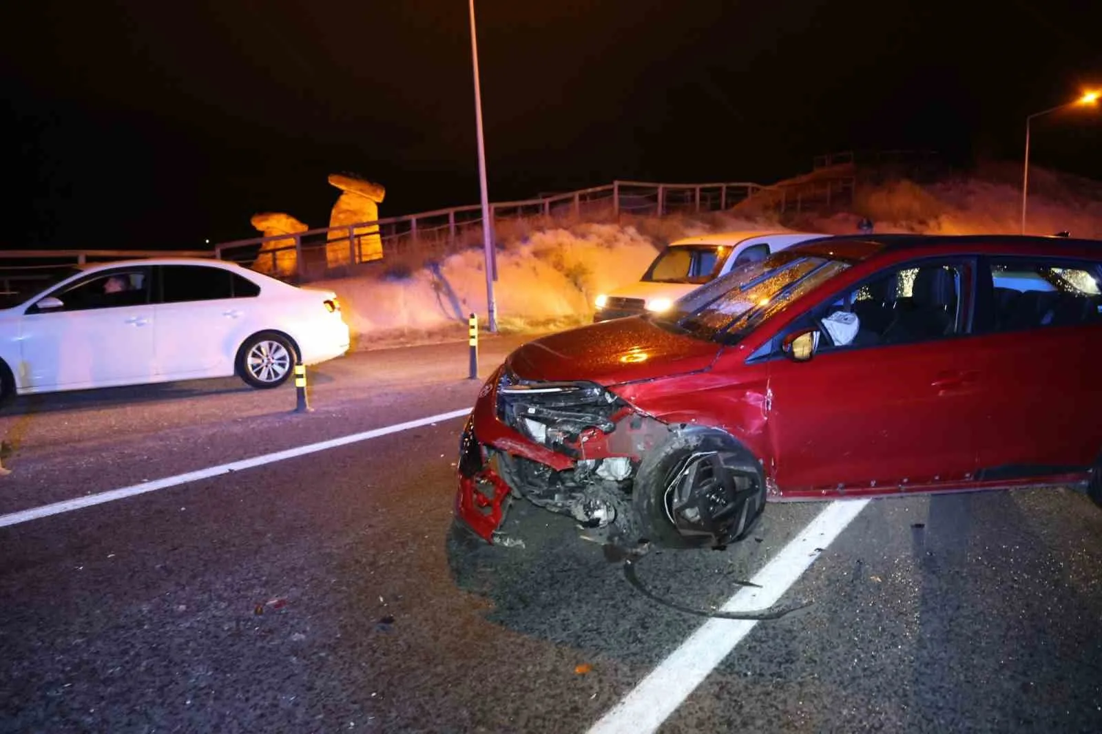 NEVŞEHİR'DE İKİ OTOMOBİLİN KAFA KAFAYA ÇARPIŞMASI SONUCU MEYDANA GELEN TRAFİK KAZASINDA, 3'Ü ÇİNLİ TURİST OLMAK ÜZERE 5 KİŞİ YARALANDI.