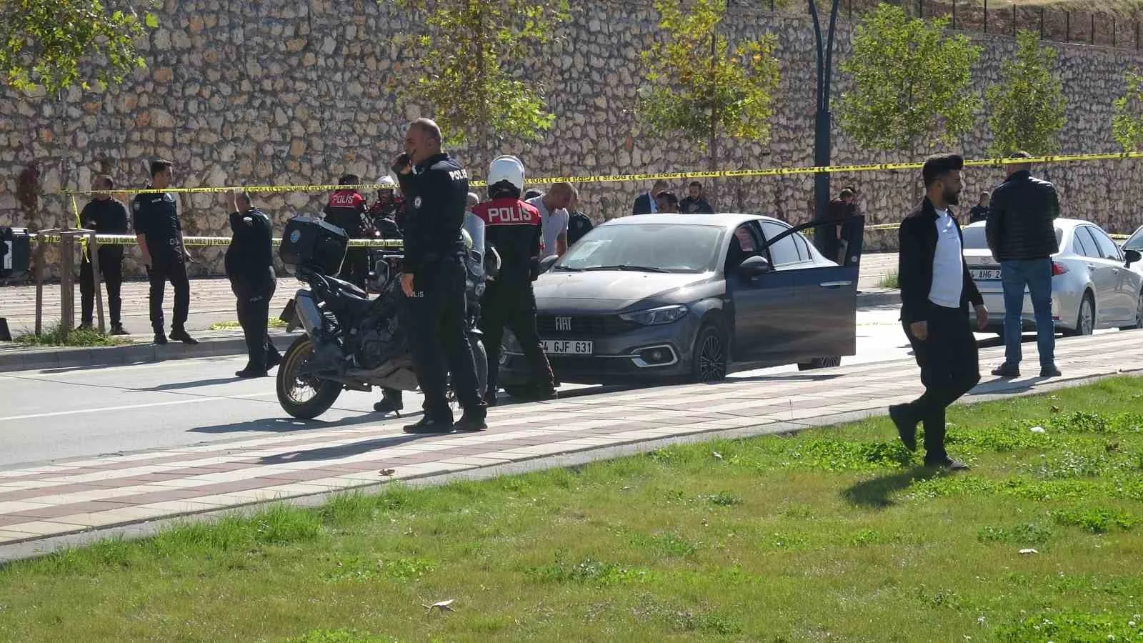 OLAYIN ARDINDAN KAÇAN EŞİ İSE POLİS EKİPLERİNCE SIKIŞTIRILDIĞI ARAÇTA BOĞAZINI BIÇAKLA KESEREK İNTİHARA KALKIŞTI.
