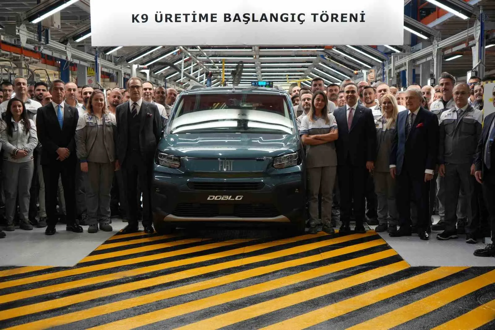 BURSA OTOMOTİV SANAYİSİNDE YENİ BİR DÖNEM BAŞLADI. TOFAŞ'IN BURSA FABRİKASINDA 300 MİLYON DOLARLIK YATIRIMLA HAYATA GEÇİRİLEN K9 PROJESİ KAPSAMINDA CİTRON, FİAT, OPEL VE PEUGEOT MARKALARI İÇİN ÜRETİLECEK HAFİF TİCARİ ARAÇLAR ÜRETİM BANDINDAN İNDİ.