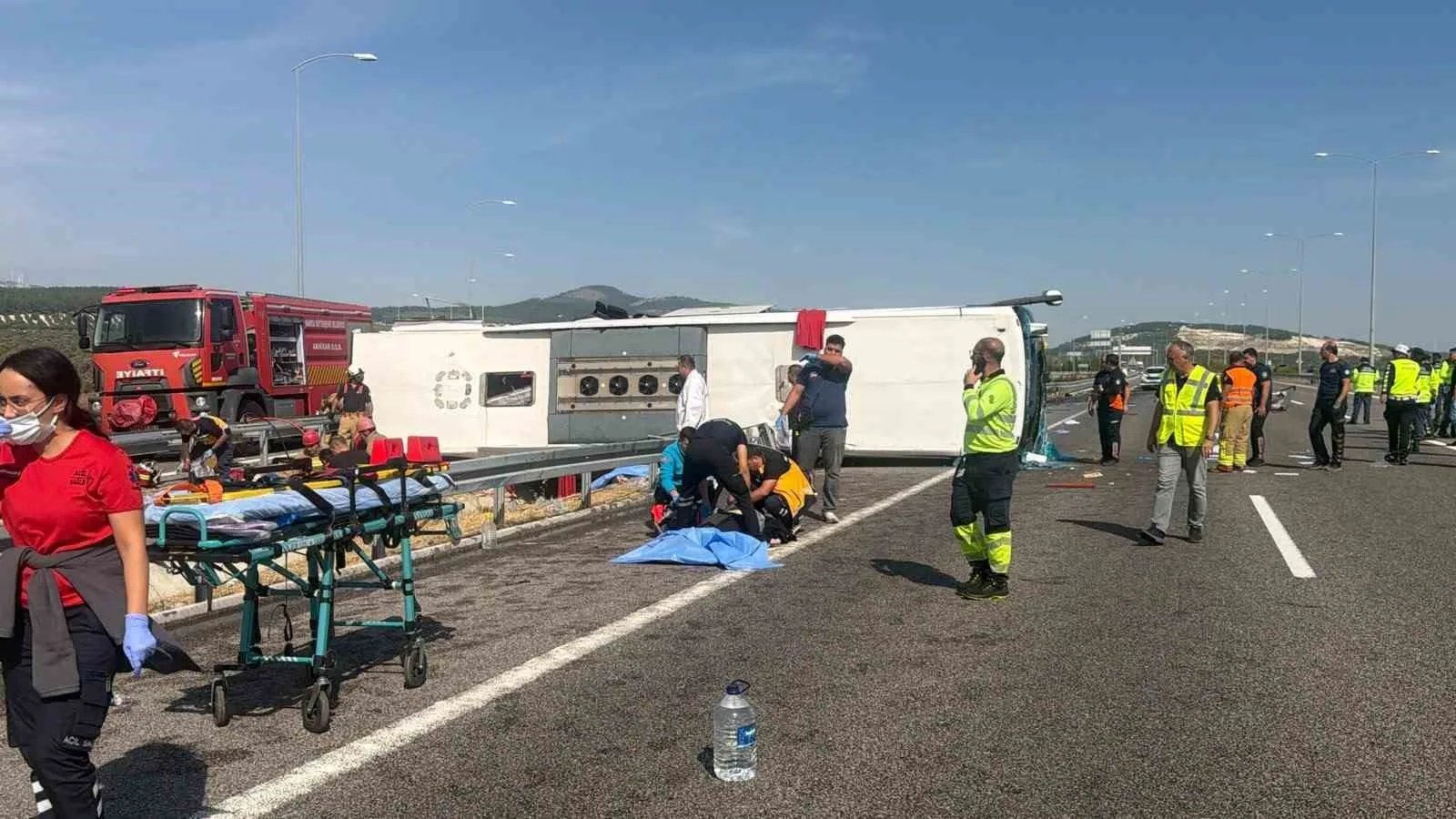 MANİSA'NIN AKHİSAR İLÇESİ İSTANBUL ORHANGAZİ-İZMİR OTOYOLUNDA TIR İLE YOLCU OTOBÜSÜNÜN ÇARPIŞMASI SONUCU MEYDANA GELEN KAZADA 11 KİŞİ ÖLDÜ 26 KİŞİ DE YARALANDI.