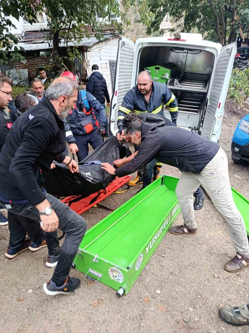 ARTVİN’İN YUSUFELİ İLÇESİNDE YAKLAŞIK 400 METRELİK UÇURUMA YUVARLANAN ARACIN SÜRÜCÜSÜ YAŞAMINI YİTİRDİ. EKİPLER, SÜRÜCÜNÜN CANSIZ BEDENİNİ SEDYE YARDIMIYLA GÜÇLÜKLE ÇIKARDI.