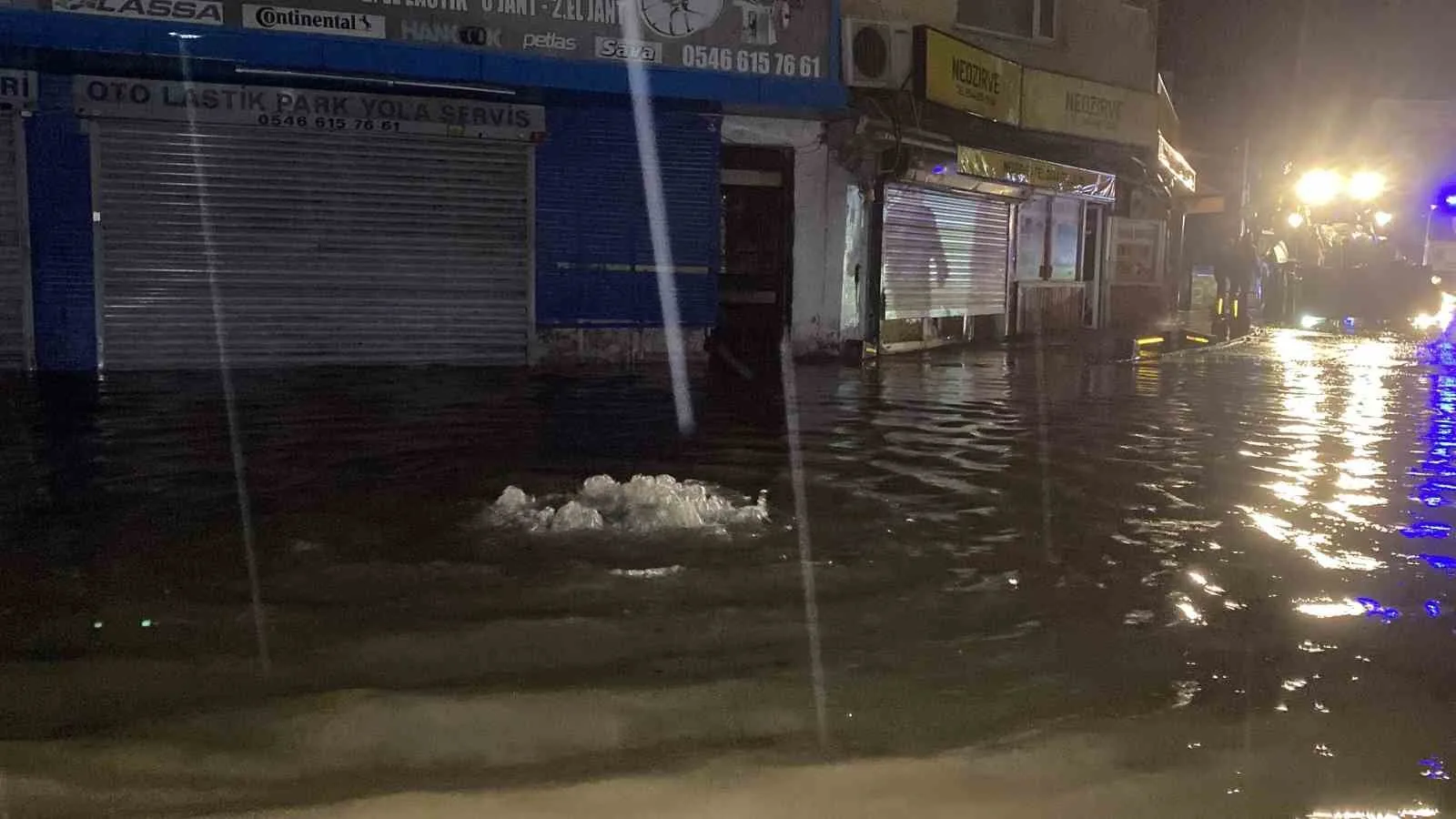 SARIYER’DE ETKİLİ OLAN ŞİDDETLİ SAĞANAK YAĞIŞIN ARDINDAN OLUŞAN SELDE KARŞIDAN KARŞIYA GEÇMEYE ÇALIŞAN 34 YAŞINDAKİ S.Y., DENGESİNİ KAYBEDEREK DÜŞÜP KAFASINI KALDIRIMA ÇARPTI. AĞIR YARALI OLARAK HASTANEYE KALDIRILAN S.Y., YAPILAN TÜM MÜDAHALELERE RAĞMEN HAYATINI KAYBETTİ.