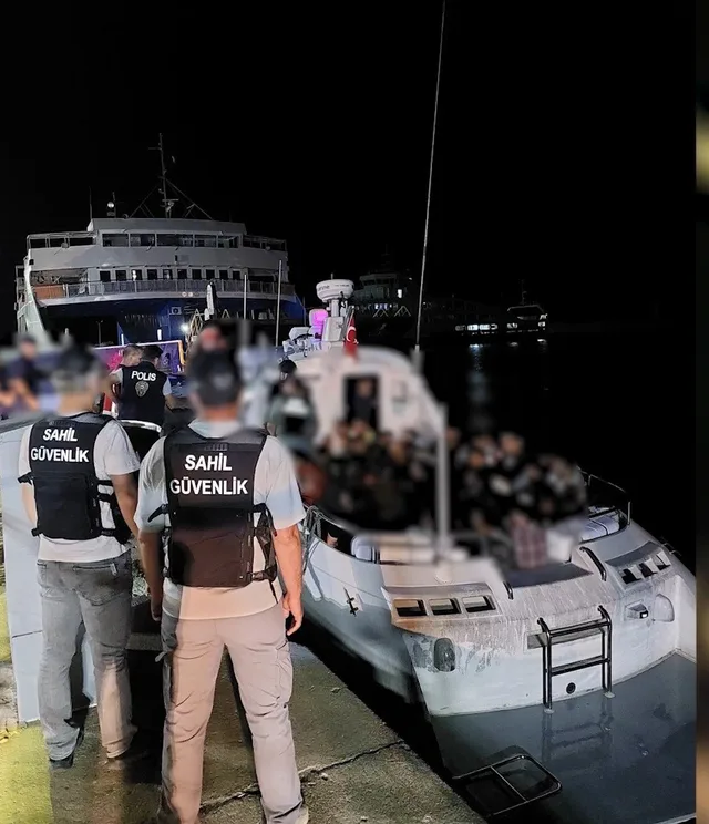 ÇANAKKALE’DE POLİS VE SAHİL GÜVENLİĞİN 2 AYLIK TEKNİK TAKİP SONUCU YUNANİSTAN’A GÖÇMEN KAÇAKÇILIĞI ORGANİZE EDEN SUÇ ÖRGÜTÜNE ÇANAKKALE MERKEZLİ İSTANBUL, İZMİR VE EDİRNE’DE EŞ ZAMANLI OPERASYONLARLA ÇÖKERTİLDİ. OPERASYONLARDA ORGANİZATÖRLÜK YAPTIĞI TESPİT EDİLEN 20 ŞÜPHELİDEN 15’İ TUTUKLANDI.