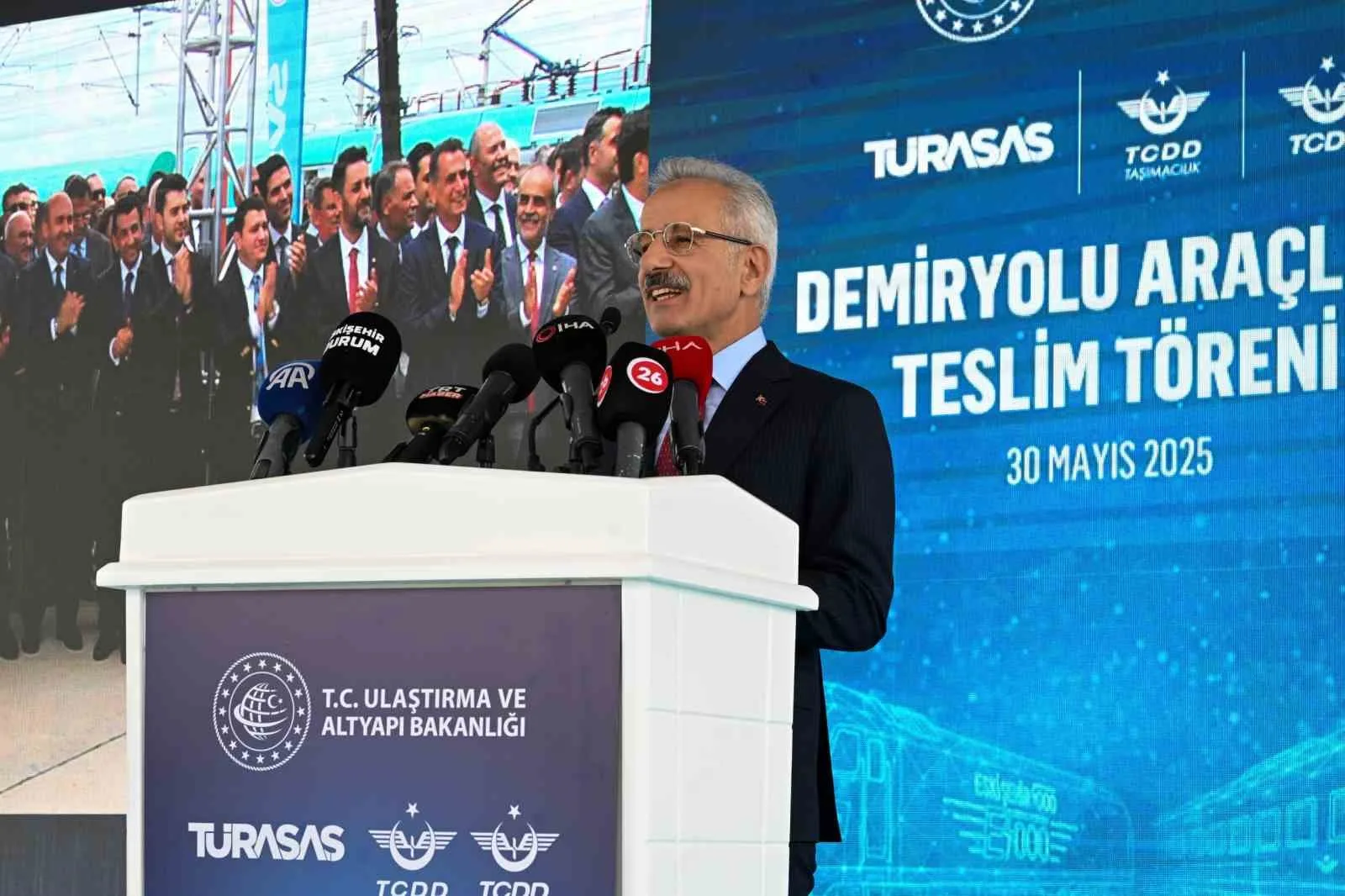ULAŞTIRMA VE ALTYAPI BAKANI ABDULKADİR URALOĞLU, TÜRKİYE RAYLI SİSTEM ARAÇLARI SANAYİ A.Ş. (TÜRASAŞ) TARAFINDAN YERLİ VE MİLLİ İMKANLARLA ÜRETİLECEK 100 ADET YÜK VAGONUNUN TANZANYA’YA İHRAÇ EDİLECEĞİNİ BİLDİRDİ. BAKAN URALOĞLU, DAHA ÖNCE TANZANYA’YA GERÇEKLEŞTİRİLEN LOKOMOTİF İHRACATININ ARDINDAN AYNI ÜLKEYE BİR YIL İÇİNDE İKİNCİ DEMİR YOLU ARACI İHRACATININ YAPILACAĞINI AÇIKLADI.