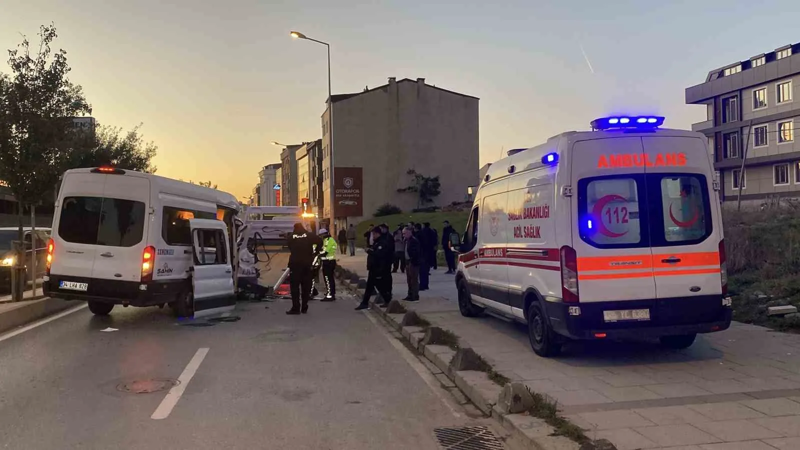 İSTANBUL ARNAVUTKÖY’DE SERVİS MİNİBÜSÜNÜN PARK HALİNDEKİ HAFRİYAT KAMYONUNA ÇARPMASI SONUCU MEYDANA GELEN KAZADA 9 KİŞİ HAFİF BİR ŞEKİLDE YARALANDI.