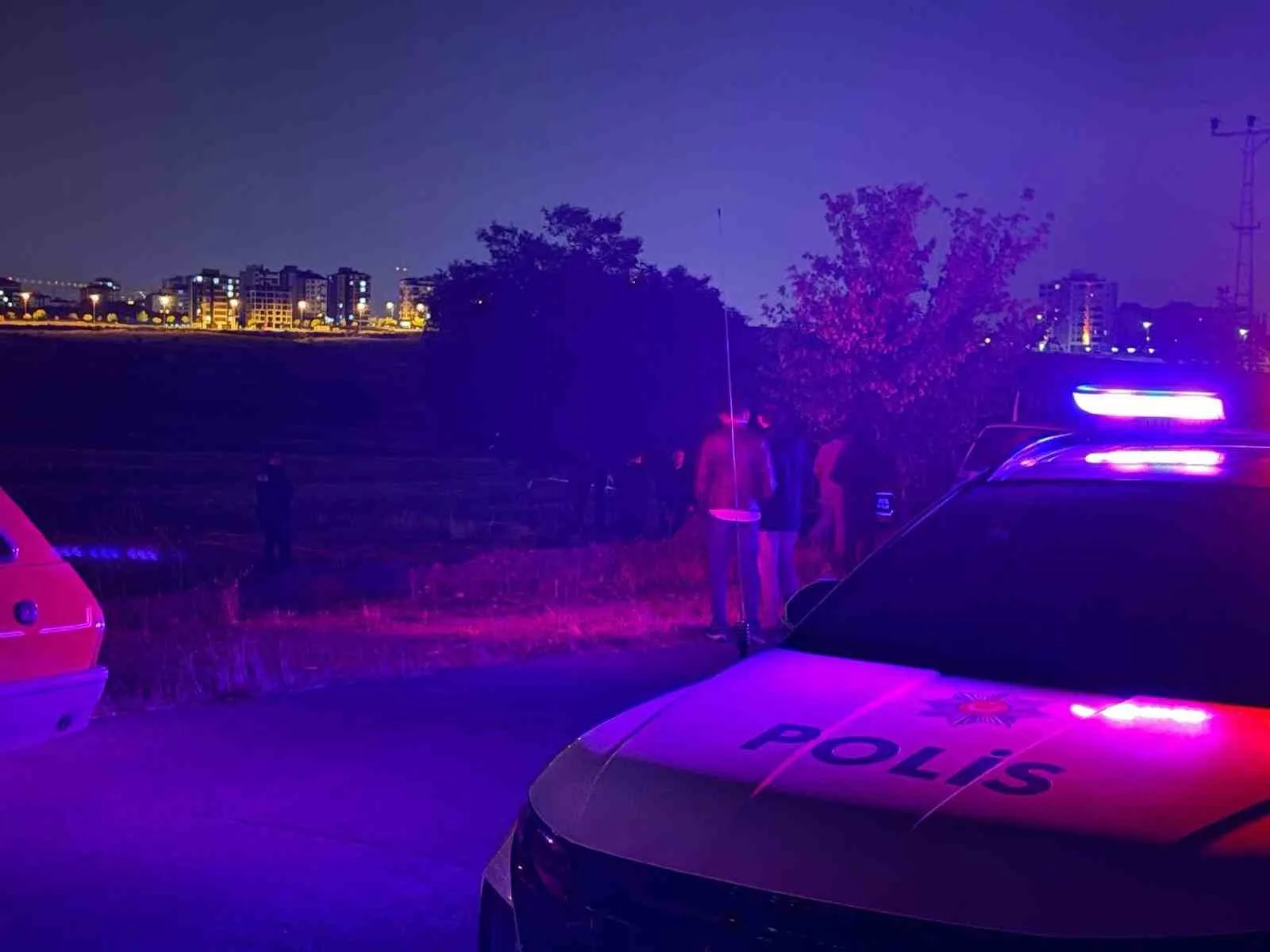KAYSERİ’NİN MELİKGAZİ İLÇESİNDE 35 YAŞINDAKİ ŞAHIS BOŞ ARAZİDE AĞACA ASILI HALDE ÖLÜ BULUNDU.
