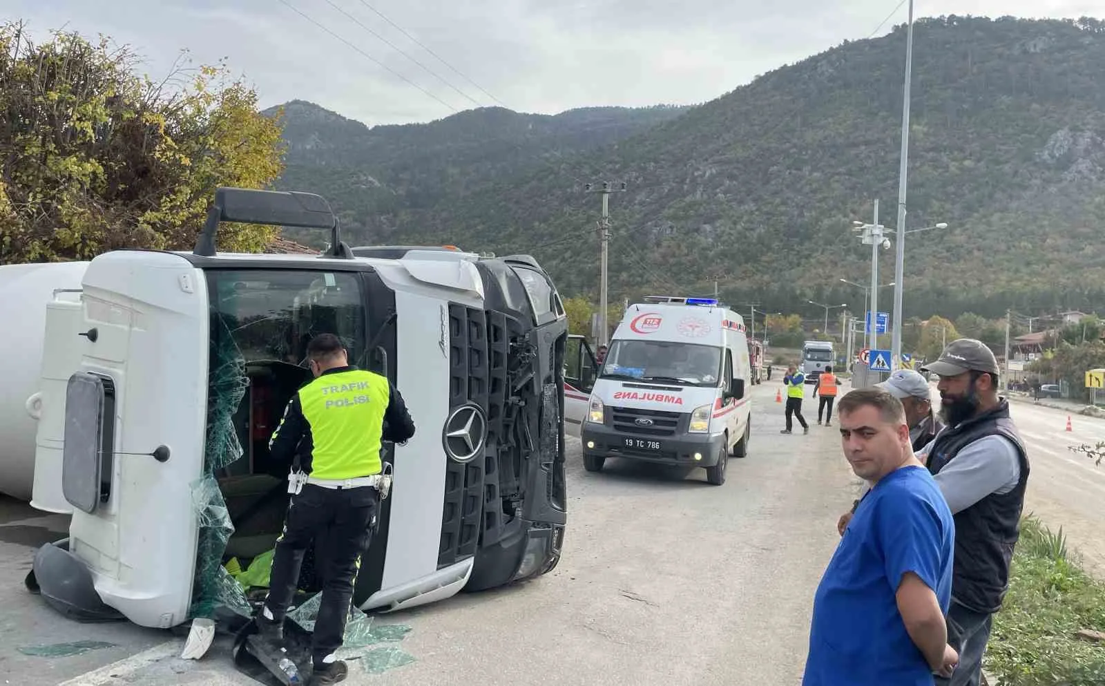 ARAÇ SÜRÜCÜ EKİPLER TARAFINDAN BULUNDUĞU YERDEN ÇIKARILDI