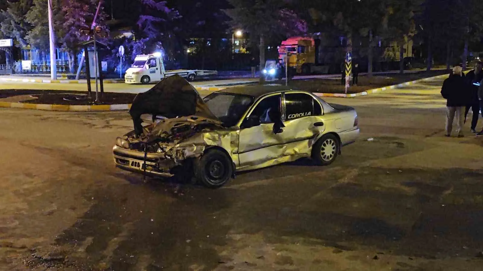 ISPARTA'NIN YALVAÇ İLÇESİNDE İKİ OTOMOBİLİN ÇARPIŞMASI SONUCU 3 KİŞİ YARALANDI. KAZA ANI GÜVENLİK KAMERASINA SANİYE SANİYE YANSIDI.