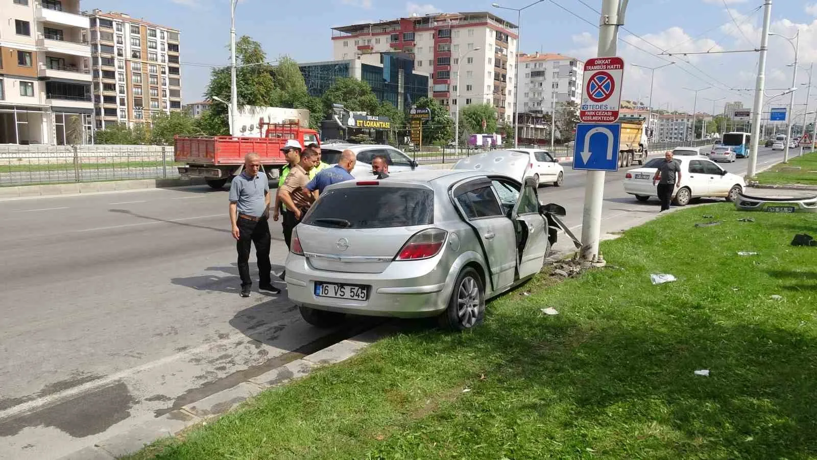 MALATYA'DA SÜRÜCÜSÜNÜN KONTROLÜNDEN ÇIKAN OTOMOBİLİN TRAMBÜS DİREĞİNE ÇARPMASI SONUCU MEYDANA GELEN TRAFİK KAZASINDA 2'Sİ ÇOCUK 4 KİŞİ YARALANDI.