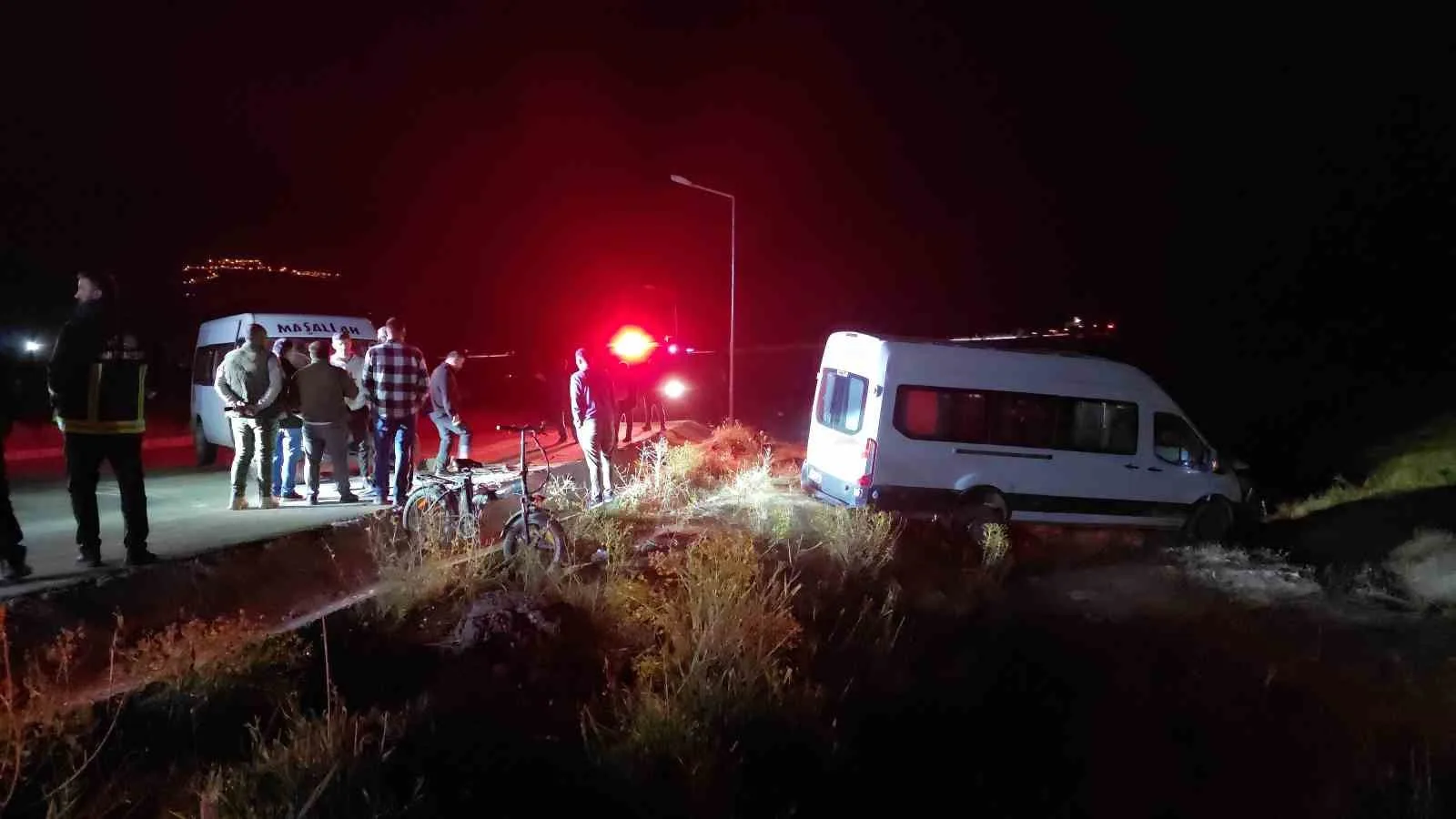 VAN’IN EDREMİT İLÇESİNDE TEKSTİL İŞÇİLERİNİ TAŞIYAN SERVİS MİNİBÜSLERİN ÇARPIŞMASI SONUCU MEYDANA GELEN TRAFİK KAZASINDA 8 KİŞİ YARALANDI.