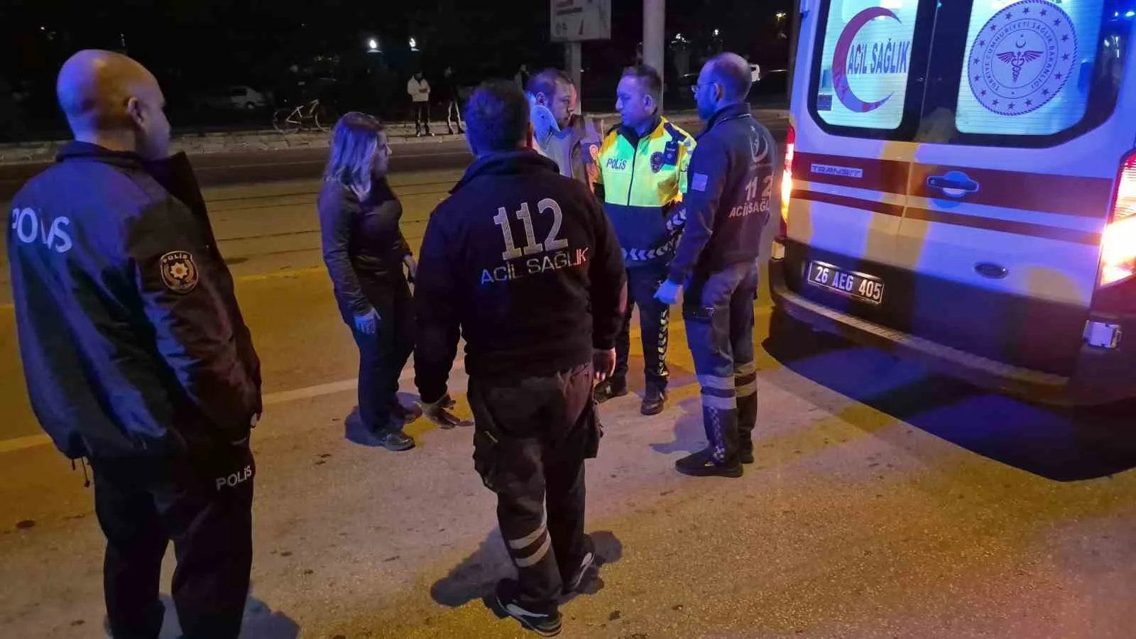 ESKİŞEHİR'DE 2 ARACIN KAVŞAKTA ÇARPIŞTIĞI TRAFİK KAZASI SONUCU 3 KİŞİ YARALANDI. KAZANIN ARDINDAN AMBULANSA BİNMEK İSTEMEYEN BİR YARALI, POLİS VE SAĞLIK EKİPLERİNE ZOR ANLAR YAŞATTI.