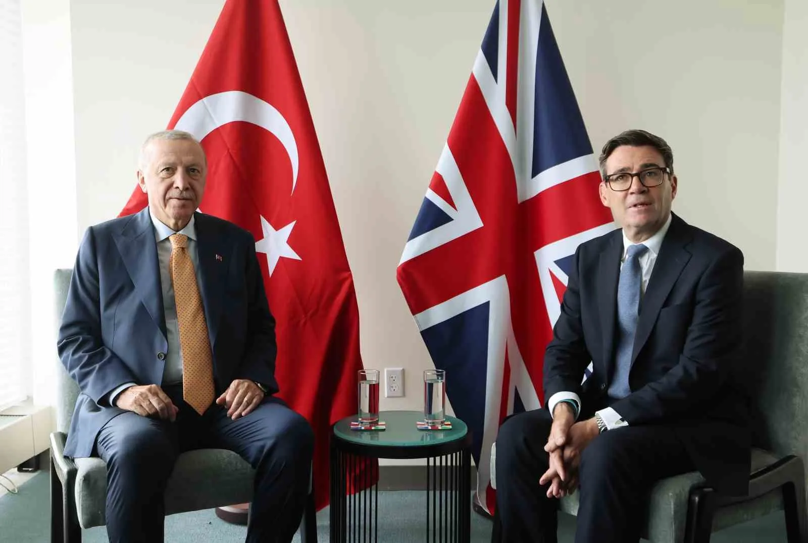 ABD BAŞKANI DONALD TRUMP, İNGİLTERE BAŞBAKANI ANDY BURNHAM İLE BİR ARAYA GELDİ.
