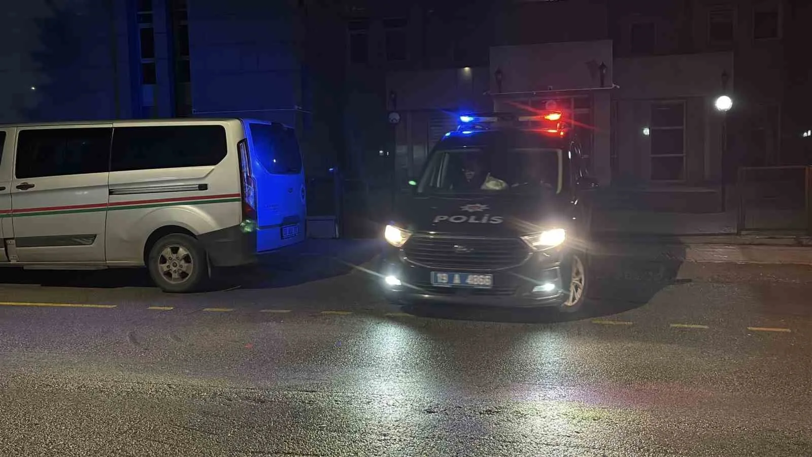 ŞAHISLAR POLİS EKİPLERİ TARAFINDAN CEZAEVİNE GÖTÜRÜLDÜ