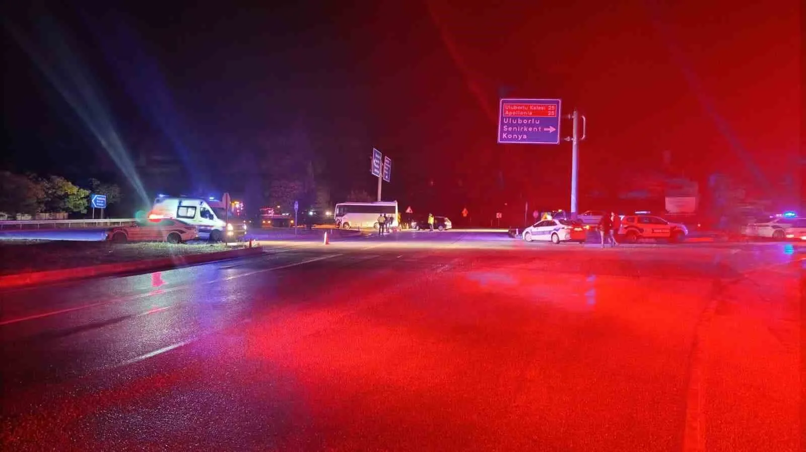 ISPARTA'NIN KEÇİBORLU İLÇESİNDE TARIM İŞÇİLERİNİ TAŞIYAN MİDİBÜS İLE TIRIN ÇARPIŞMASI SONUCU 17 KİŞİ YARALANDI.