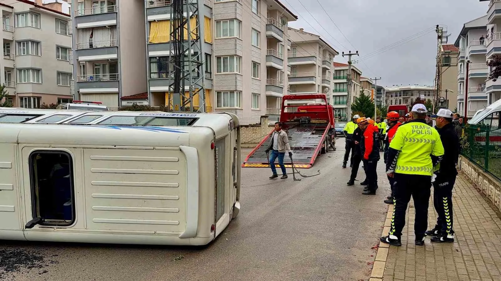 AFYONKARAHİSAR'DA ÖĞRENCİ TAŞIMACILIĞI YAPAN SERVİS ARACI İLE ŞEHİR İÇİ YOLCU TAŞIYAN MİNİBÜSÜN ÇARPIŞMASI SONUCU MEYDANA GELEN TRAFİK KAZASINDA ÇOĞUNLUĞU ÇOCUK 16 KİŞİ YARALANDI.