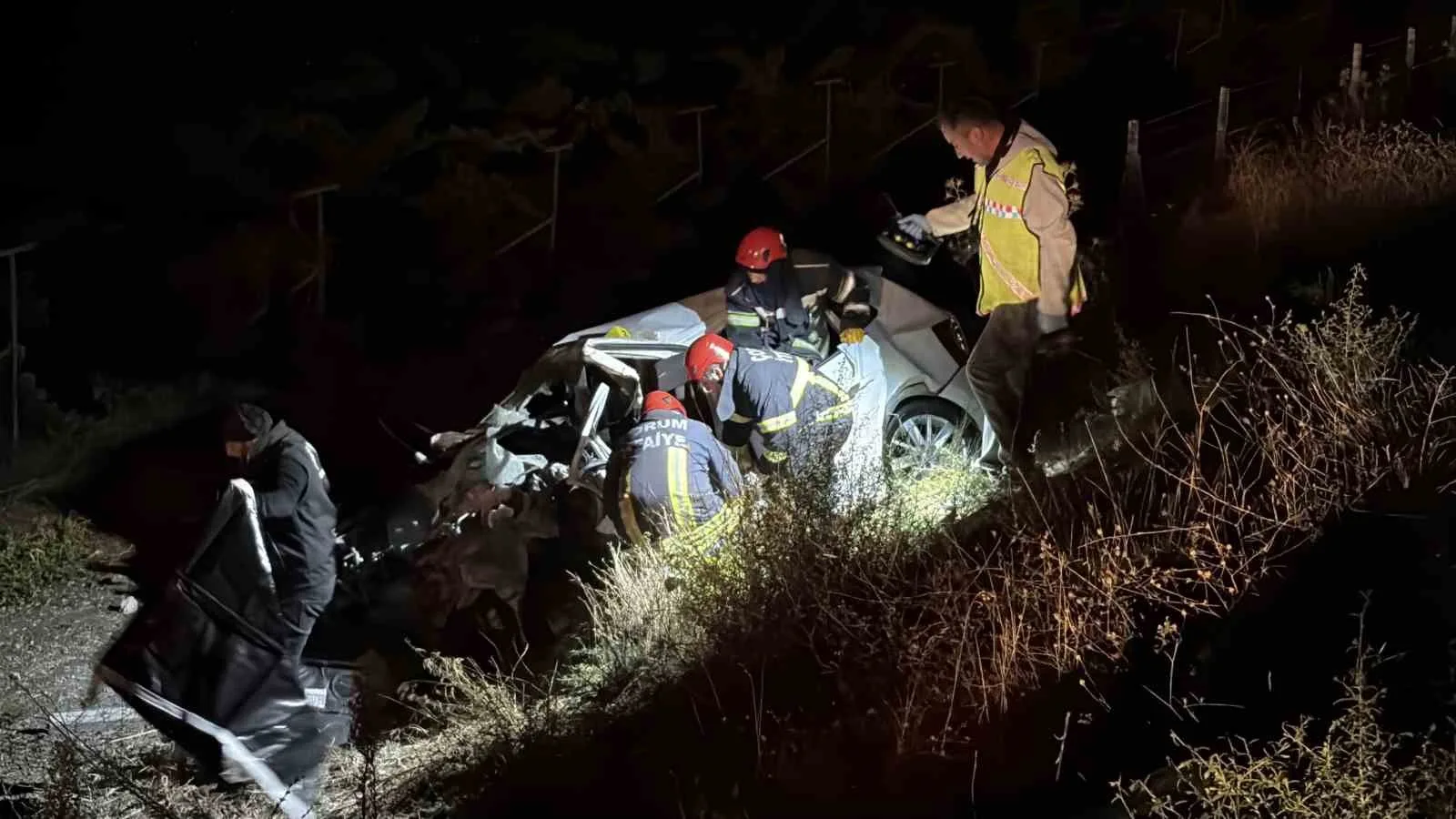 ÇORUM'DA OTOMOBİL İLE CİPİN ÇARPIŞMASI NETİCESİNDE MEYDANA GELEN KAZADA 1'İ ÇOCUK 4 KİŞİ HAYATINI KAYBEDERKEN, 1 KİŞİ DE AĞIR YARALANDI. KAZADA ÖLEN İKİ KİŞİNİN İSE DÜN NİŞANLANAN ÇİFT OLDUĞU ÖĞRENİLDİ.