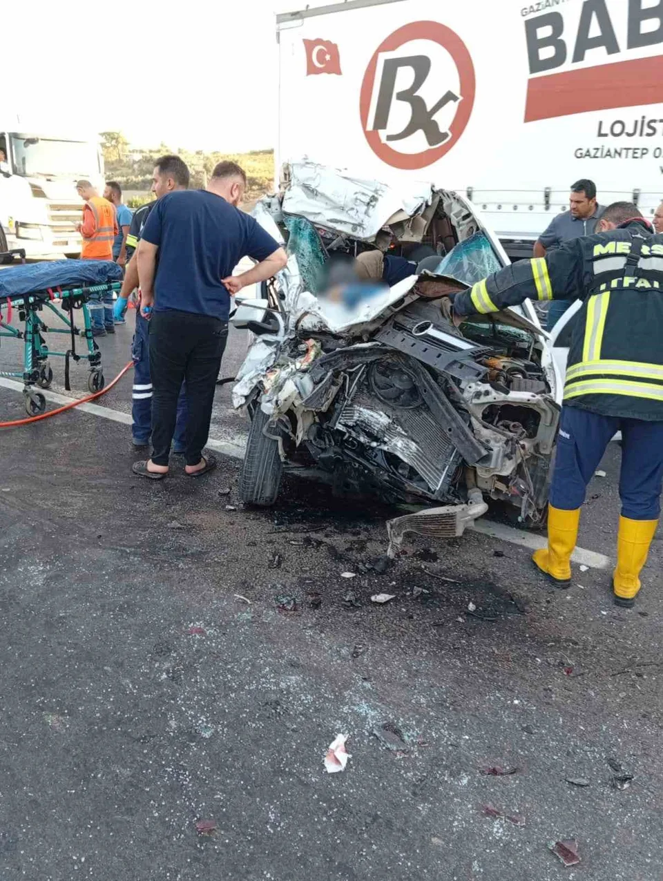 MERSİN’DE OTOMOBİLİN ÇEKİCİYE ARKADAN ÇARPMASI SONUCU MEYDANA GELEN TRAFİK KAZASINDA 2 KİŞİ HAYATINI KAYBETTİ, 1 KİŞİ YARALANDI.