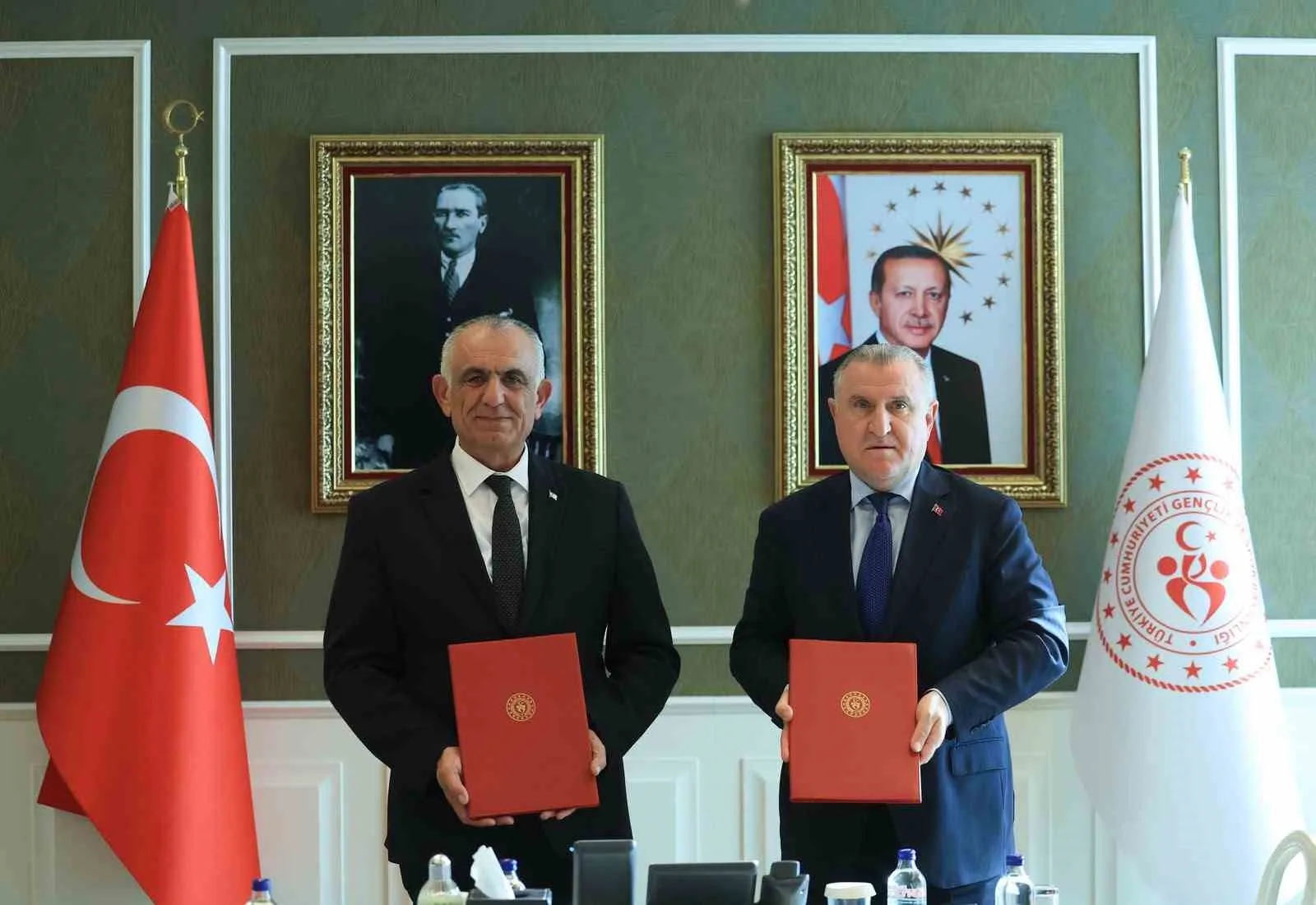 GENÇLİK VE SPOR BAKANI OSMAN AŞKIN BAK (SAĞDA) İLE KKTC MİLLİ EĞİTİM BAKANI NAZIM ÇAVUŞOĞLU (SOLDA)