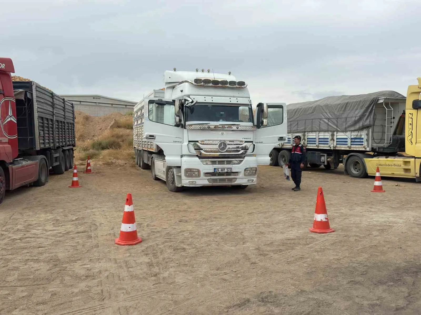 EMİRDAĞ İLÇESİNDE UZUN SÜRE PARK HALİNDE DURAN TIRIN 56 YAŞINDAKİ SÜRÜCÜSÜ, ARACININ KABİNİNDEKİ YATAK KISMINDA ÖLÜ BULUNDU.