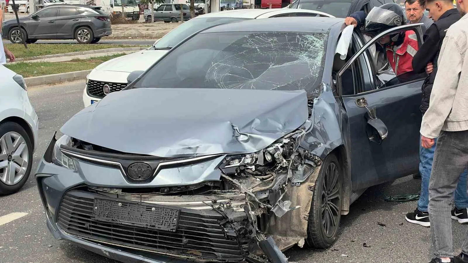 DÜZCE’DE MOTOSİKLET İLE OTOMOBİLİN ÇARPIŞMASI SONUCU MEYDANA GELEN TRAFİK KAZASINDA 2’Sİ AĞIR 3 KİŞİ YARALANDI.