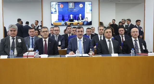 CUMHURBAŞKANI YARDIMCISI CEVDET YILMAZ (ORTADA) "FİNANSAL İSTİKRARI GÜÇLENDİREN, EKONOMİMİZİN ŞOKLARA KARŞI DAYANIKLILIĞINI ARTIRAN VE SÜRDÜRÜLEBİLİR BÜYÜMEYİ DESTEKLEYEN POLİTİKALARIN KARARLILIKLA UYGULANMASINA DEVAM EDECEĞİZ. KALKINMA POLİTİKALARIMIZIN SON DERECE DEĞERLİ BİR UNSURU OLARAK GÖRDÜĞÜMÜZ SERMAYE PİYASALARIMIZI GÜÇLÜ BİR ŞEKİLDE DESTEKLEMEYİ SÜRDÜRECEĞİZ" DEDİ.