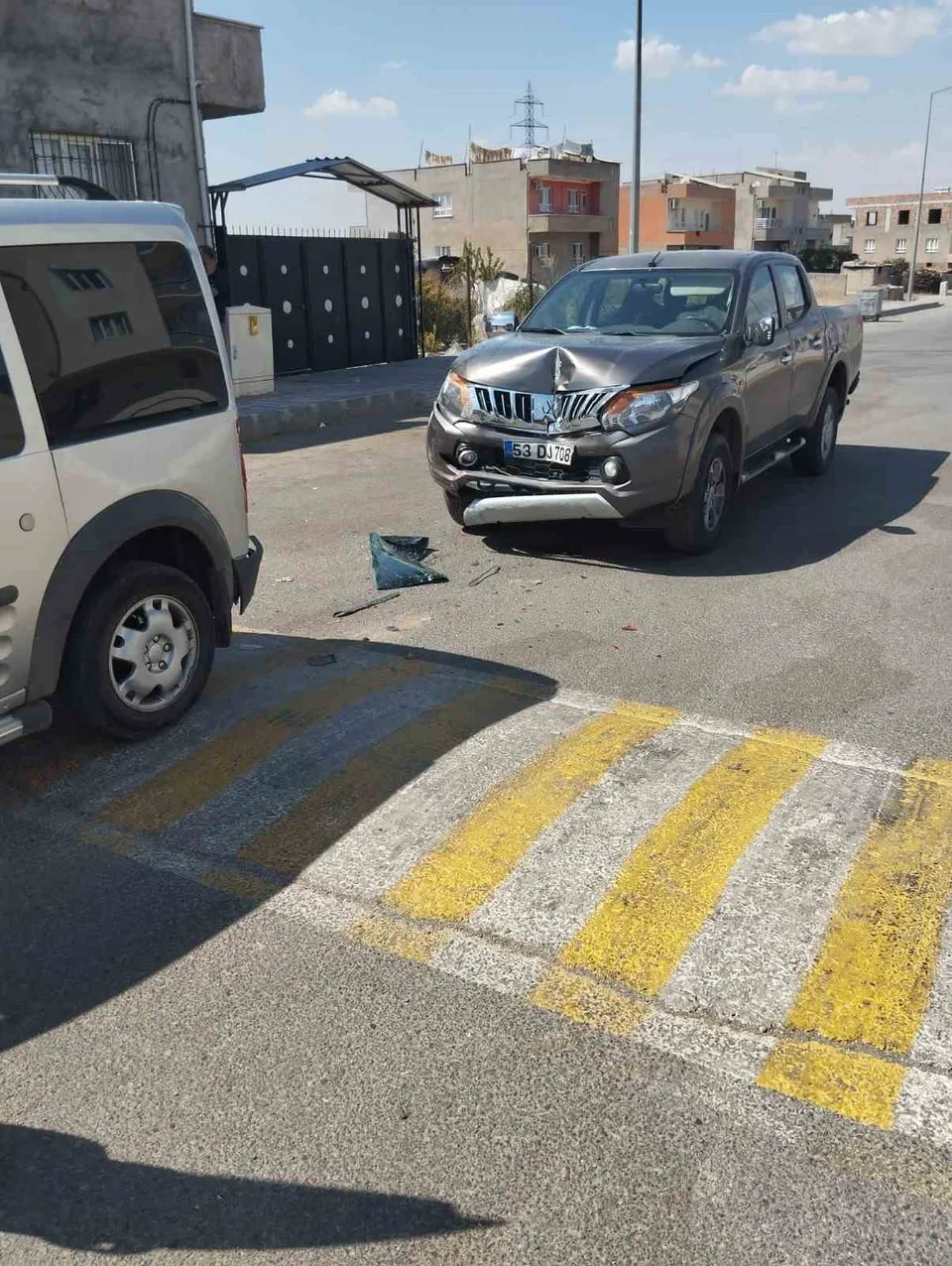 BATMAN'DA SİGORTA ŞİRKETLERİNDEN HAKSIZ ÖDEME ALAN YASA DIŞI SUÇ ÖRGÜTÜ ÇÖKERTİLDİ. 2022-2024 YILLARI ARASINDA MEYDANA GELEN 41 TRAFİK KAZASININ KURGULANARAK SİGORTA ŞİRKETLERİNDEN HAKSIZ ÖDEME ALINDIĞI İDDİASINA İLİŞKİN SORUŞTURMADA 43 ŞÜPHELİ GÖZALTINA ALINDI. ÇETENİN KURGULADIĞI SAHTE TRAFİK KAZALARININ GÖRÜNTÜLERİ FİLM SAHNELERİNİ ARATMADI.